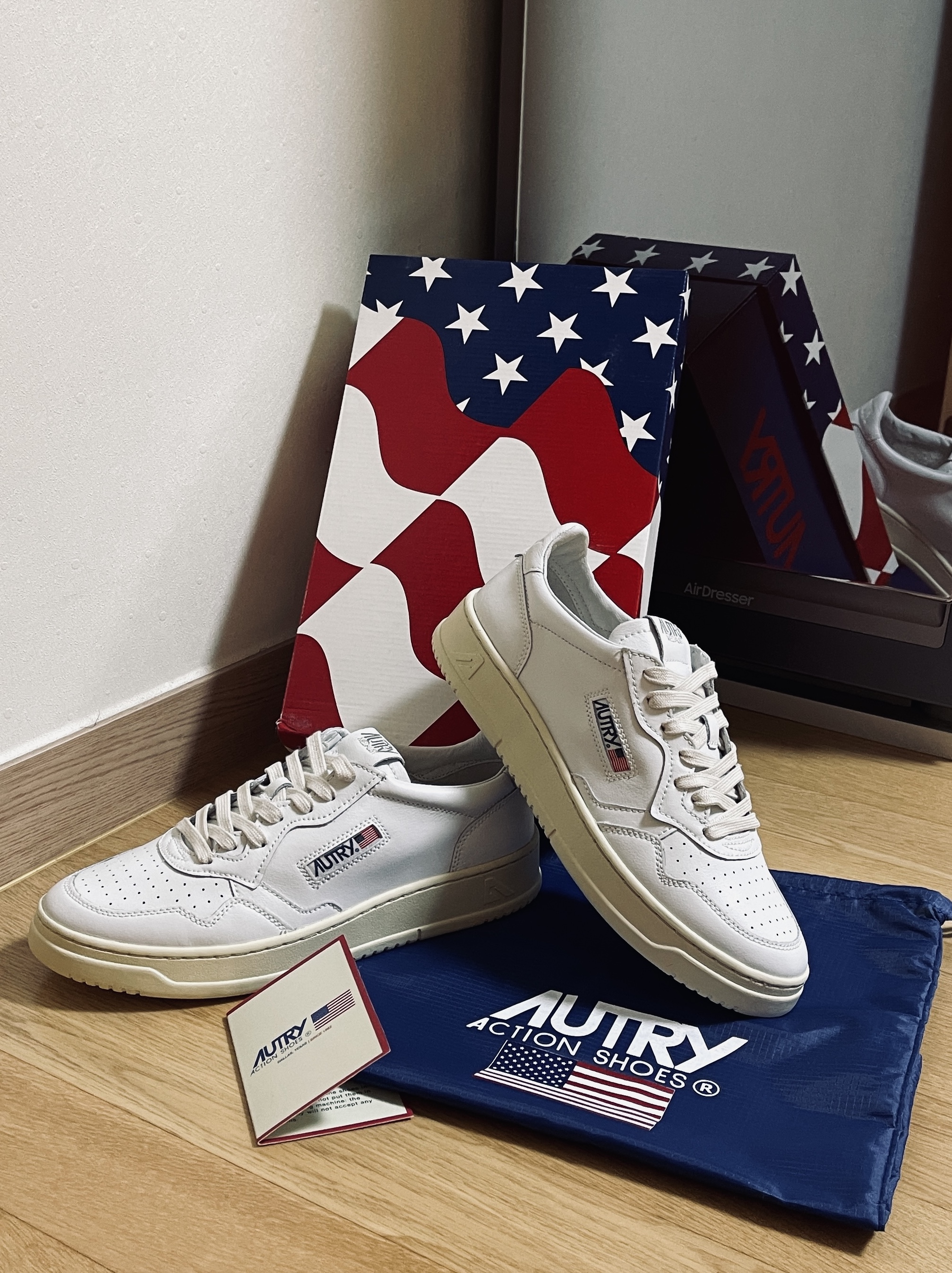 (W) Autry Medalist Low Leather Sneakers White, Autry Medalist Low Leather Sneakers White 착용 스타일