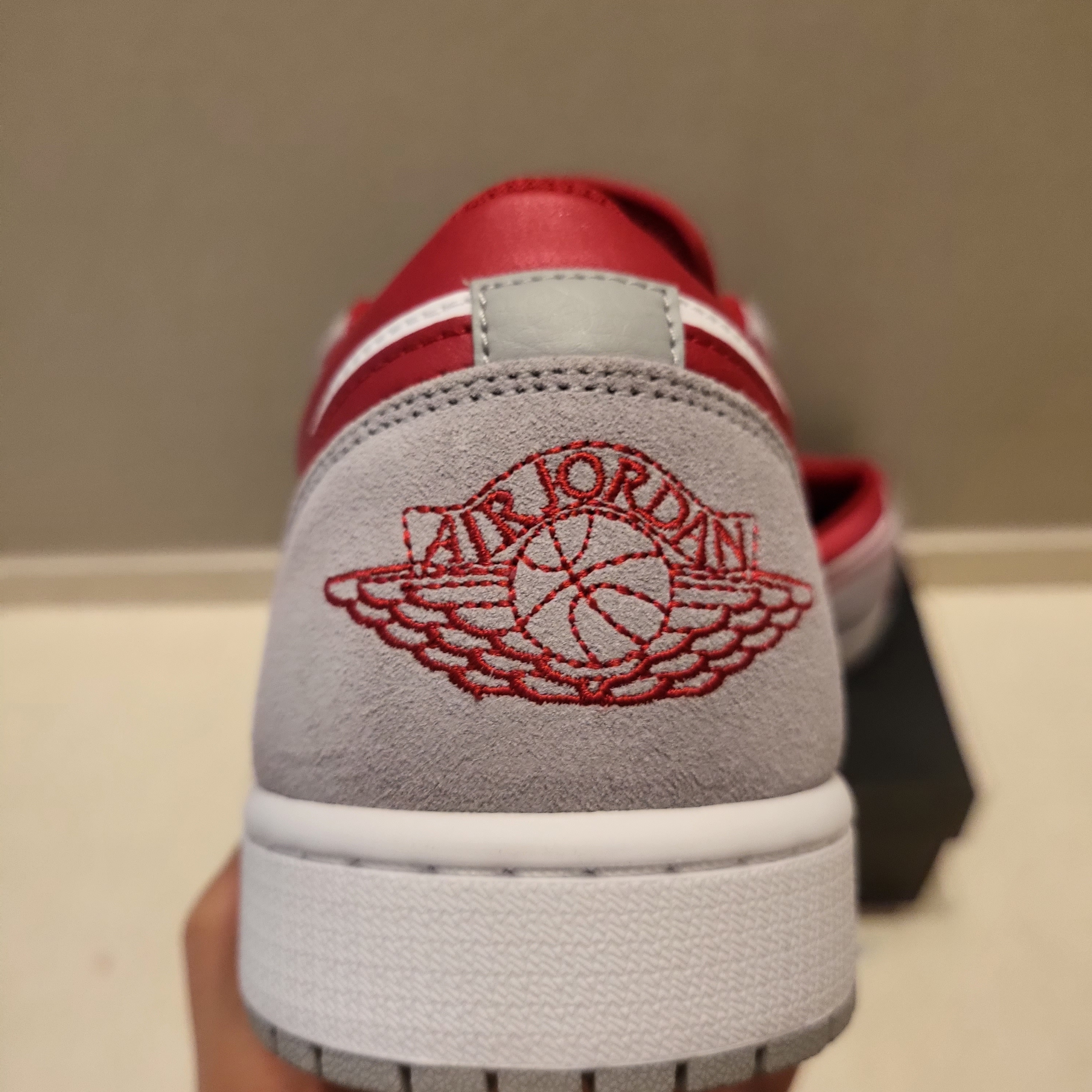 Jordan 1 Low SE Light Smoke Grey Gym Red 착용 스타일 - 3