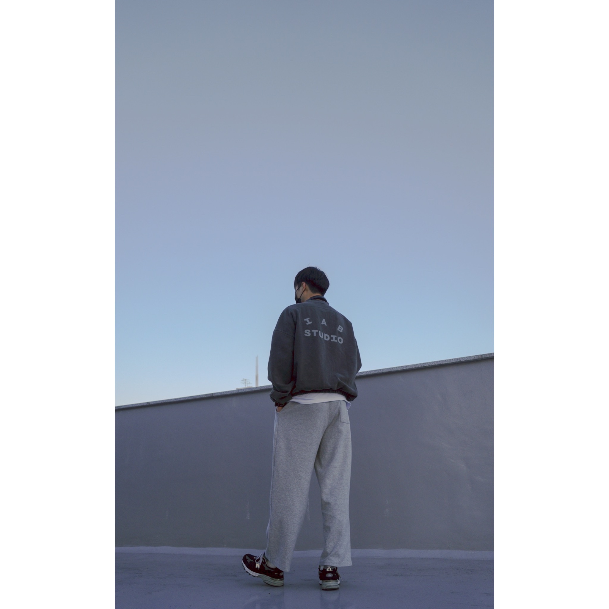 IAB Studio Pigment Crewneck Black, (W) New Balance 993 Made in USA Black - B Standard 착용 스타일 - 2