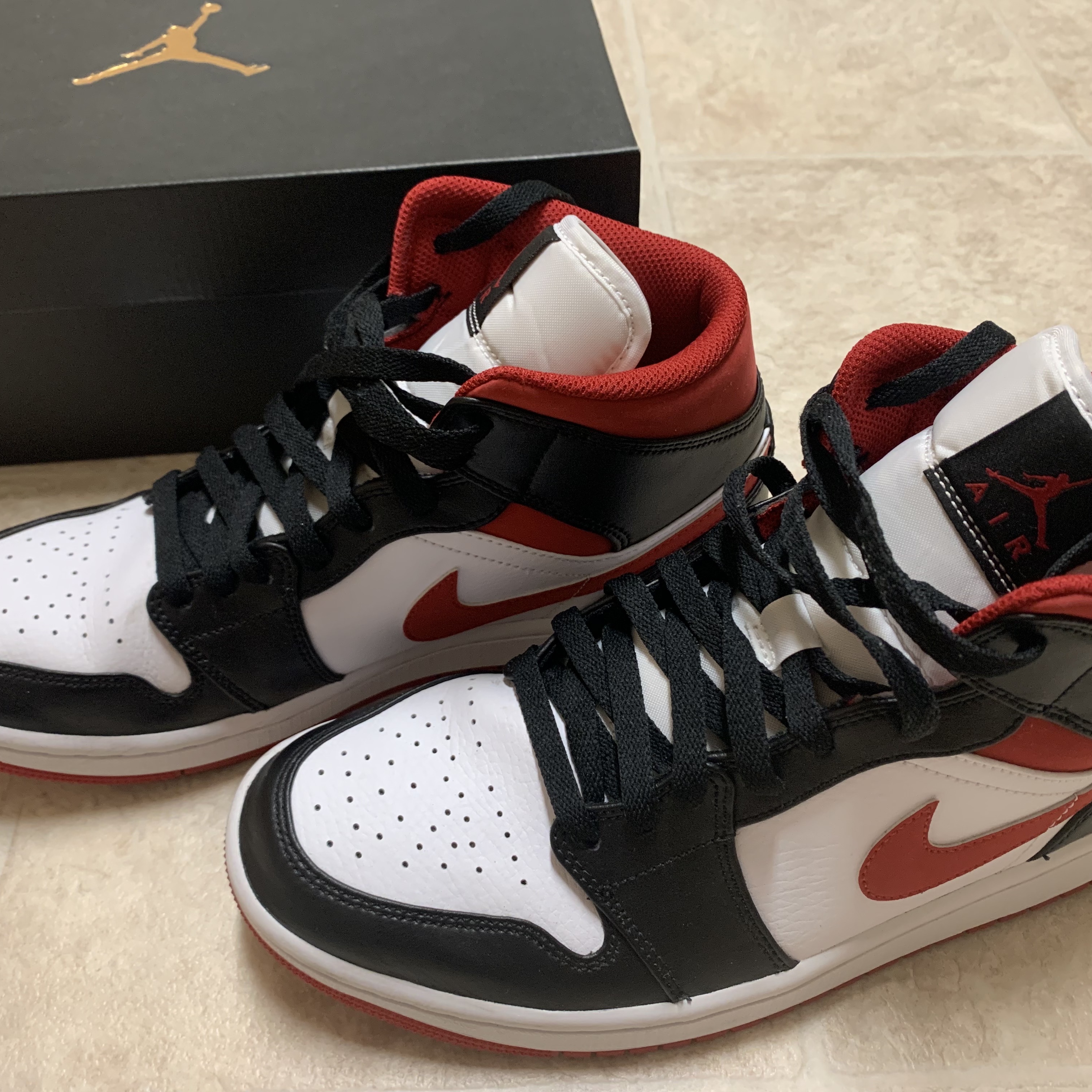 Jordan 1 Mid Gym Red Black White 착용 스타일