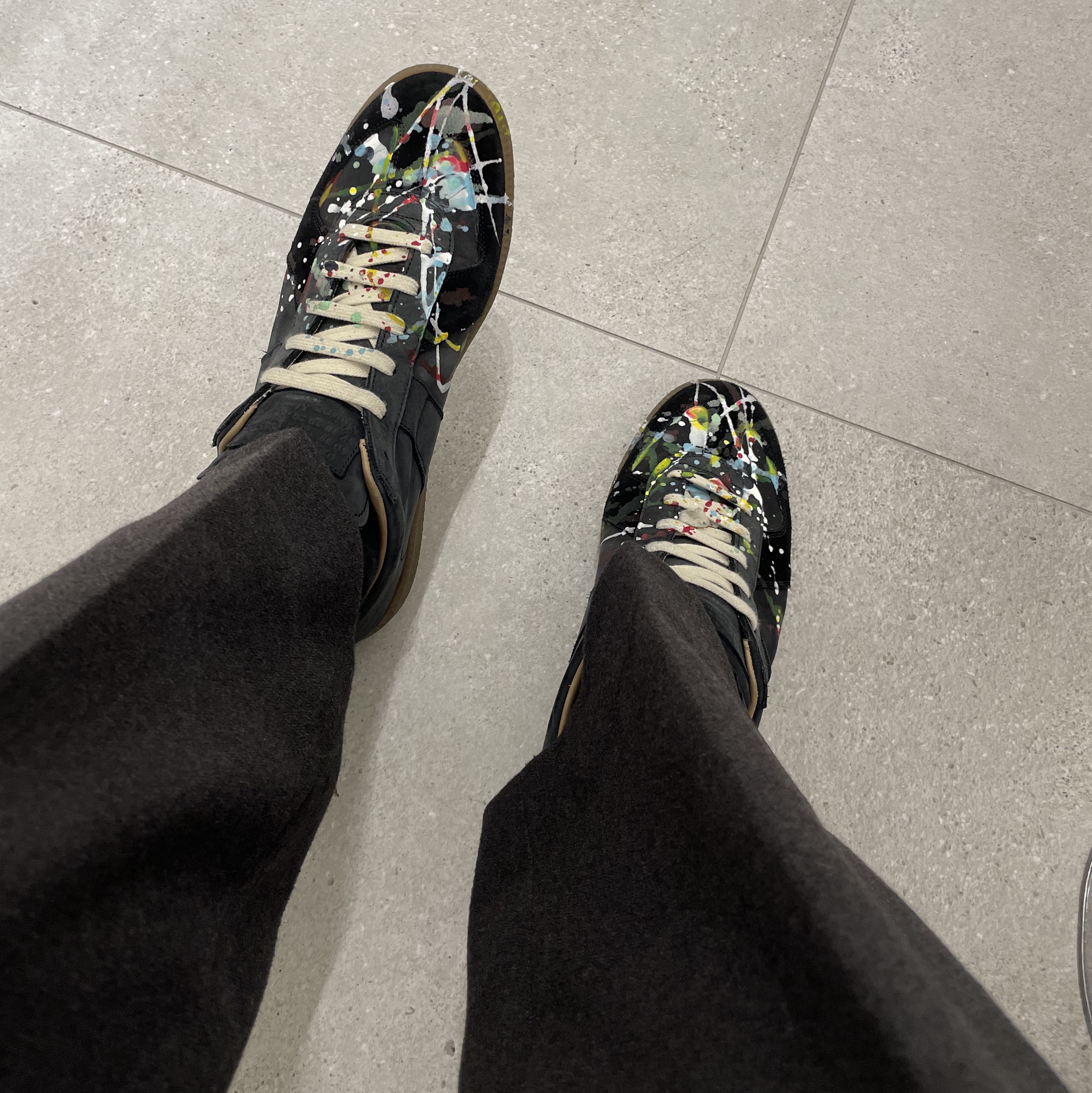 Maison Margiela Replica Paint Drop Sneakers Black 착용 스타일