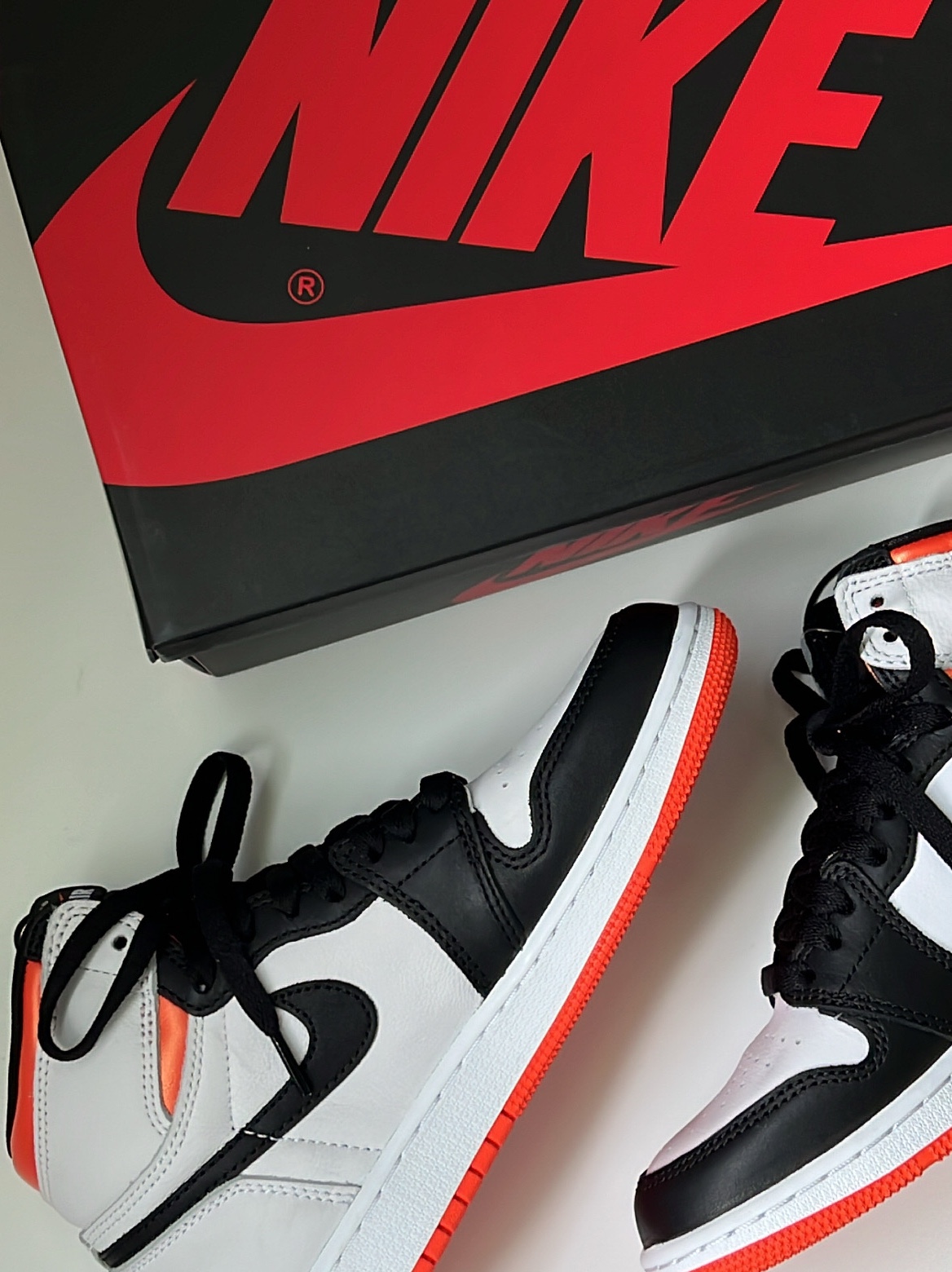 (GS) Jordan 1 Retro High OG Electro Orange, Jordan 1 Retro High OG Electro Orange 착용 스타일