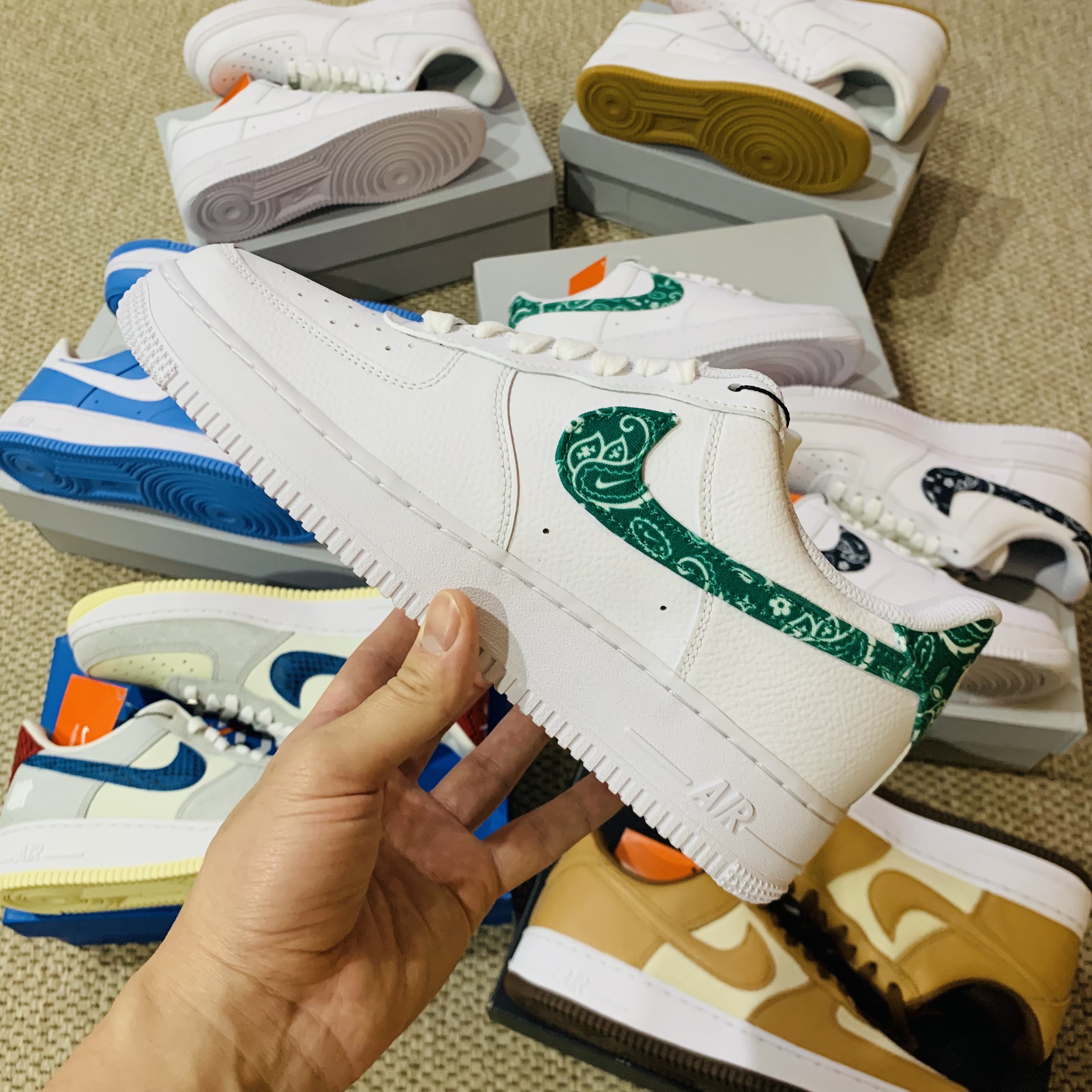 Nike Air Force 1 '07 Low White, (W) Nike Air Force 1 '07 Essential Paisley Swoosh White Black 착용 스타일 - 4