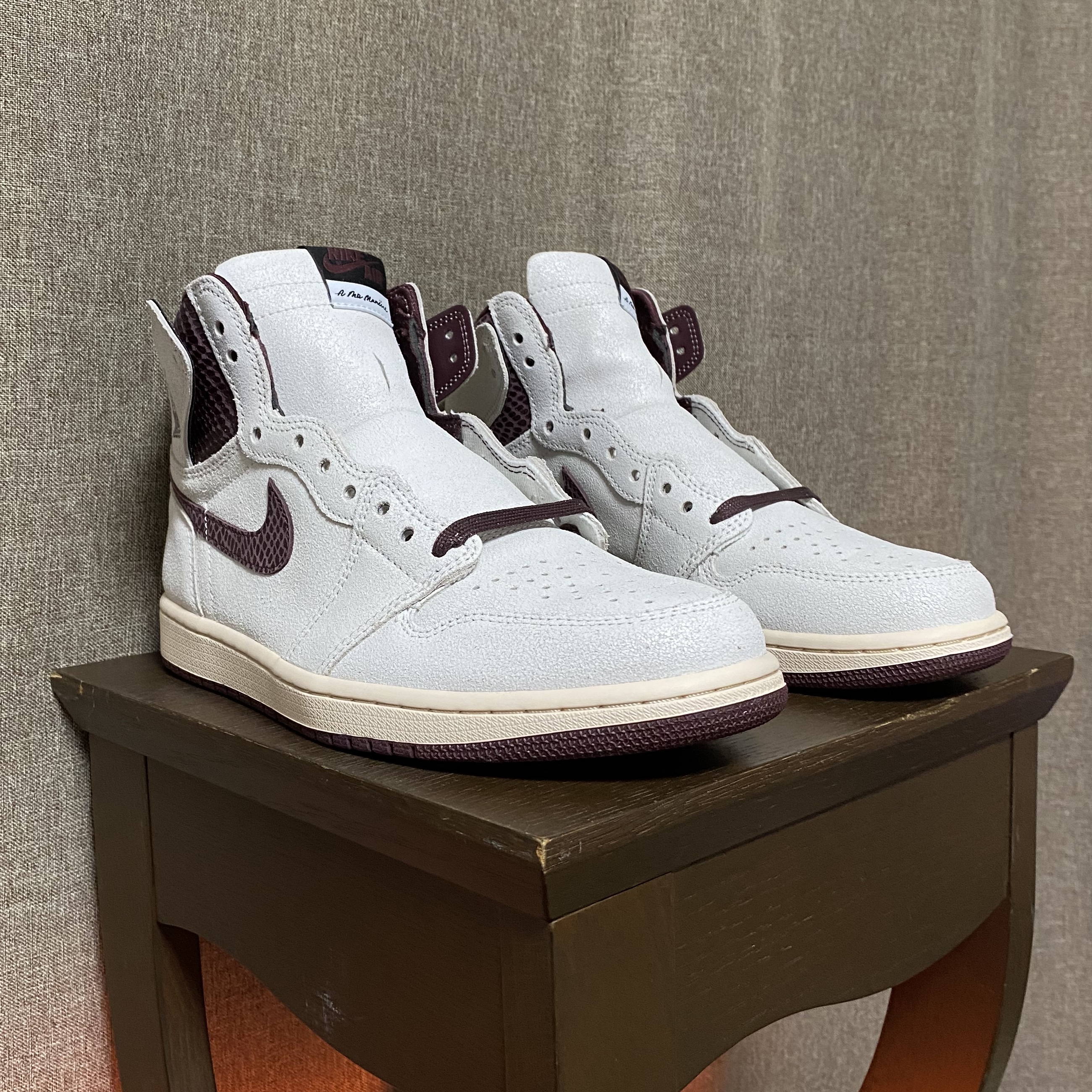 Jordan 1 x A Ma Maniere Retro High OG SP Sail and Burgundy 착용 스타일 - 3