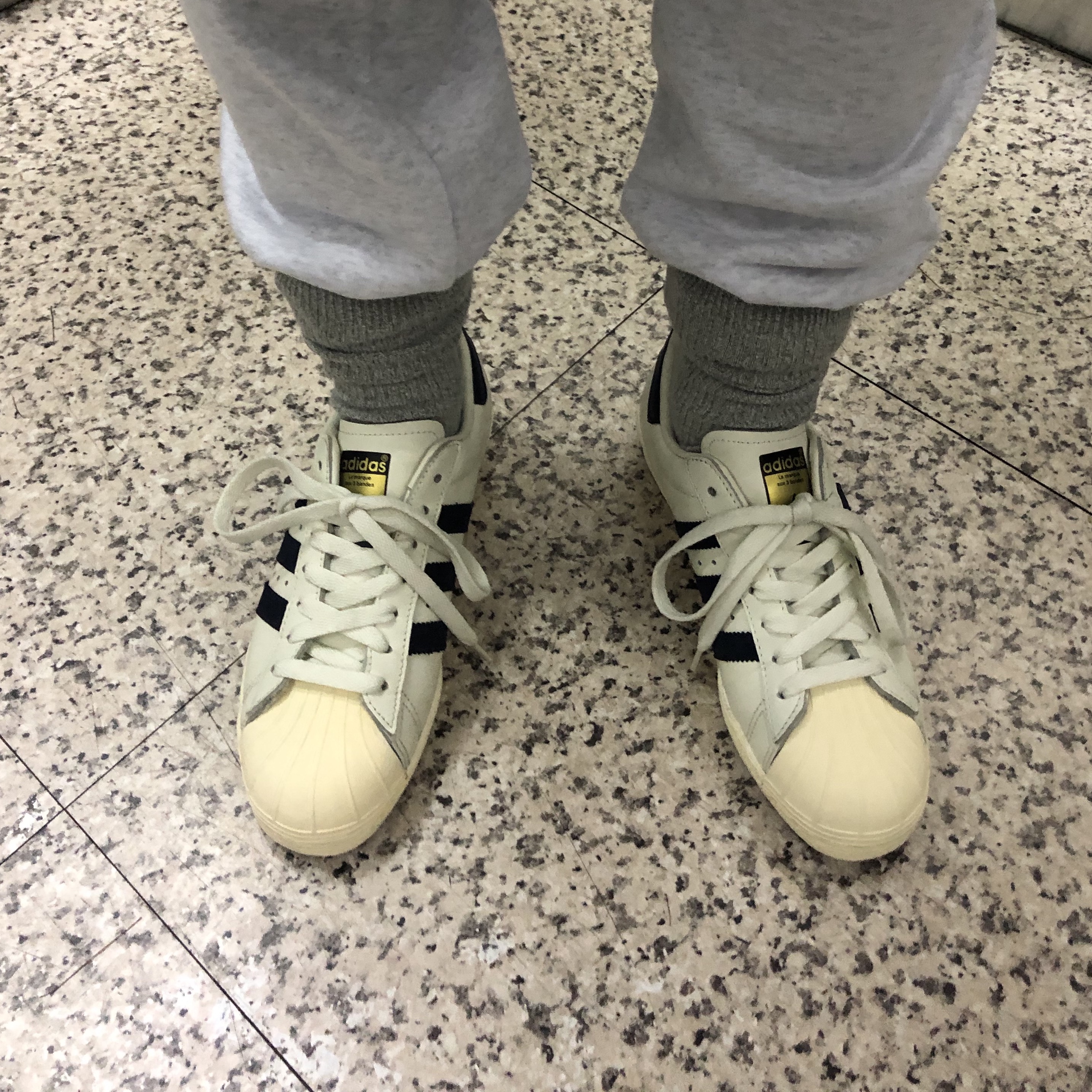 Adidas Superstar 80s DLX Vintage White Collegiate Navy 착용 스타일 - 2
