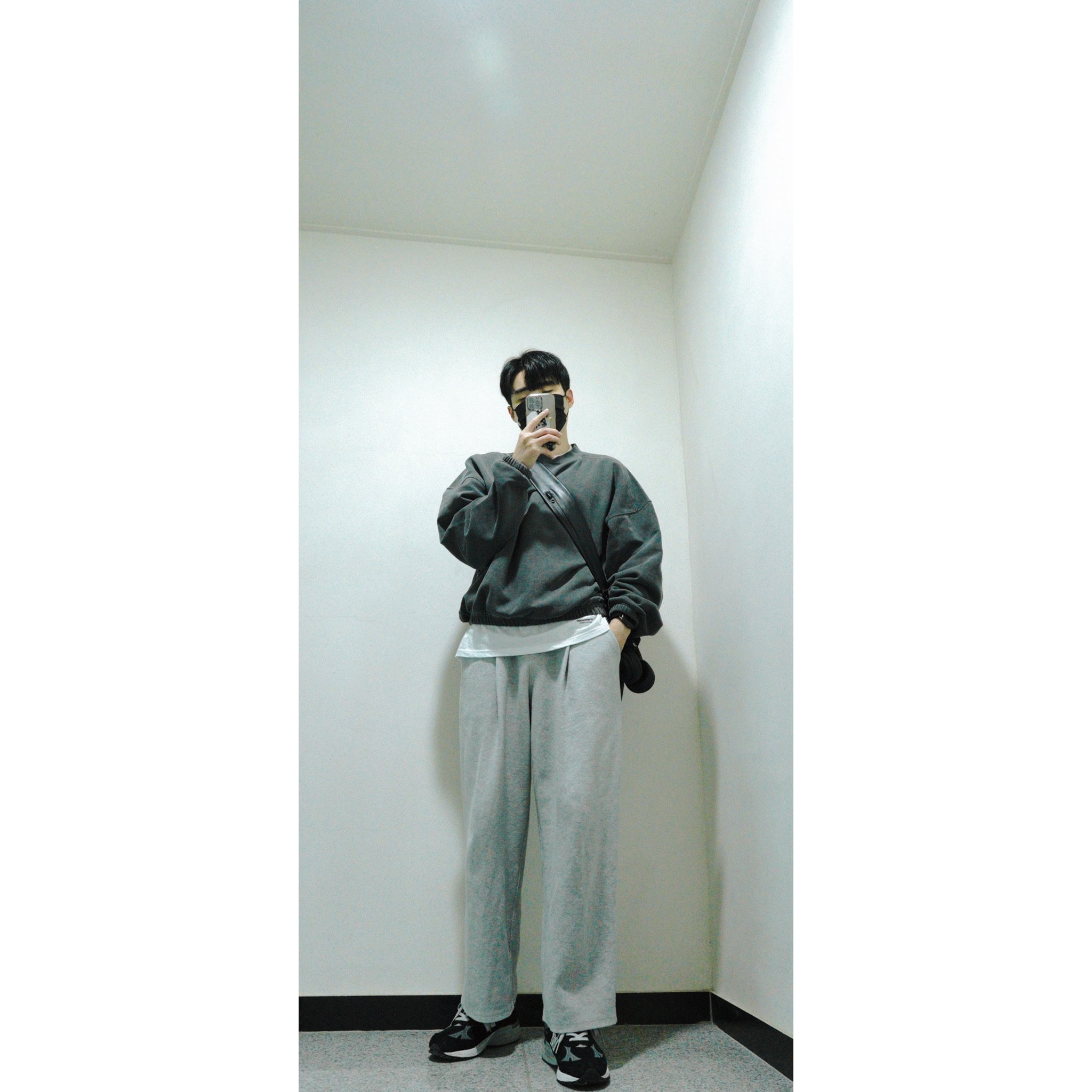 IAB Studio Pigment Crewneck Black, (W) New Balance 993 Made in USA Black - B Standard 착용 스타일 - 5