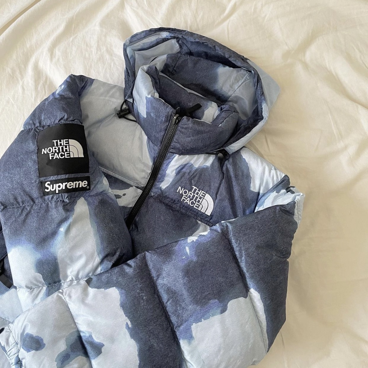 Supreme x The North Face Bleached Denim Print Nuptse Jacket Black - 21FW, Supreme x The North Face Bleached Denim Print Nuptse Jacket Indigo - 21FW 착용 스타일