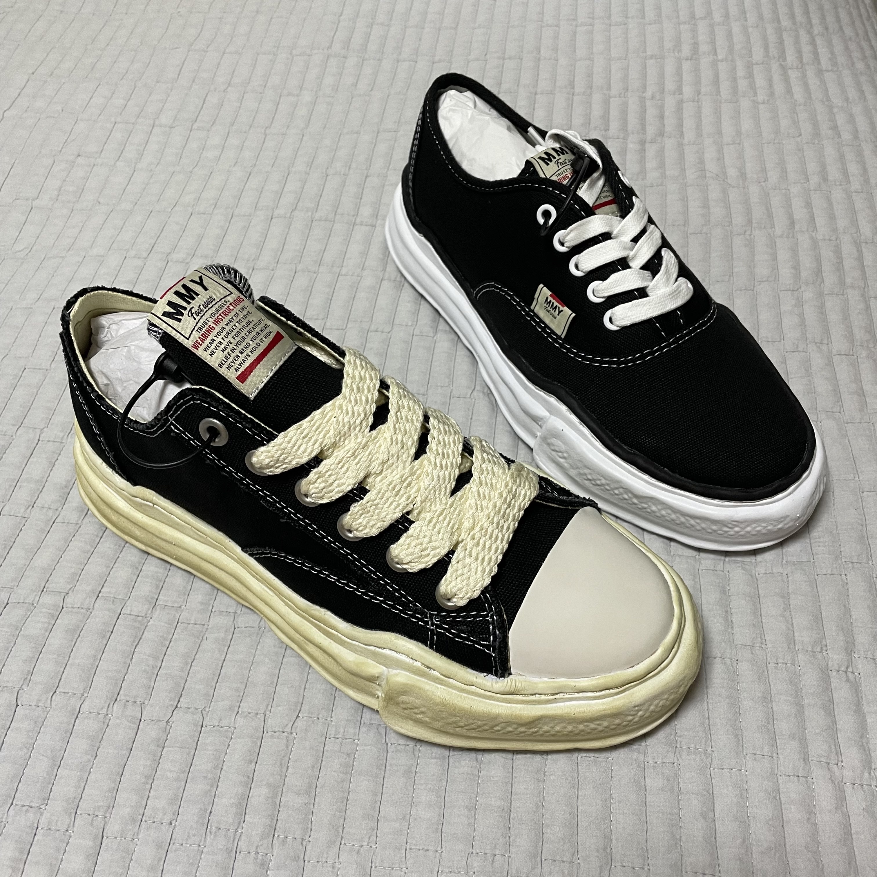 Maison Mihara Yasuhiro Peterson OG Sole OD Canvas Low-top Sneakers Black, Maison Mihara Yasuhiro Baker OG Sole Canvas Low Cut Sneakers Black 착용 스타일 - 3