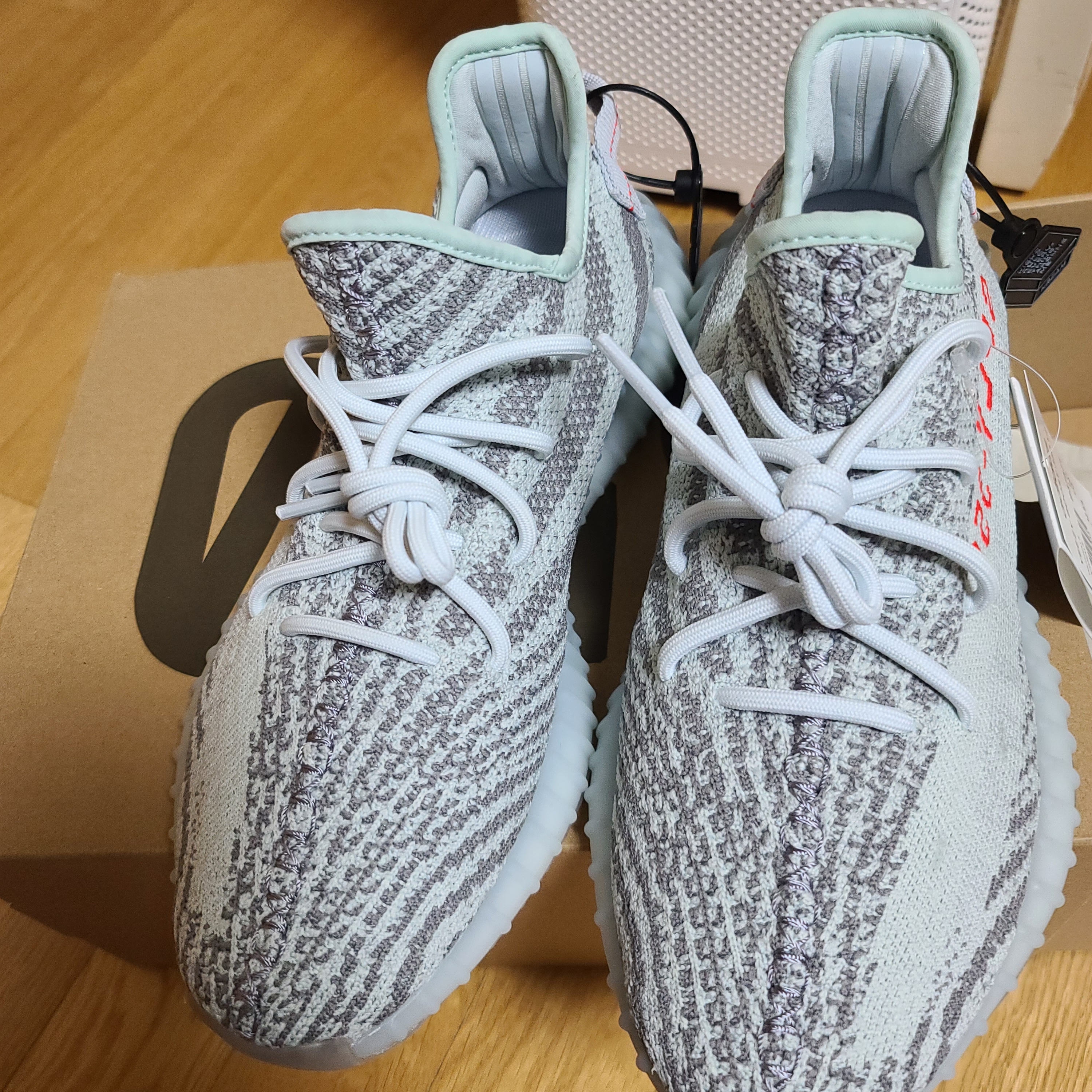 Adidas Yeezy Boost 350 V2 Blue Tint 2017 착용 스타일 - 3