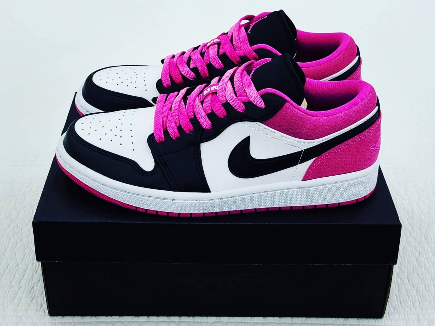 Jordan 1 Low SE Fuchsia 착용 스타일 - 2