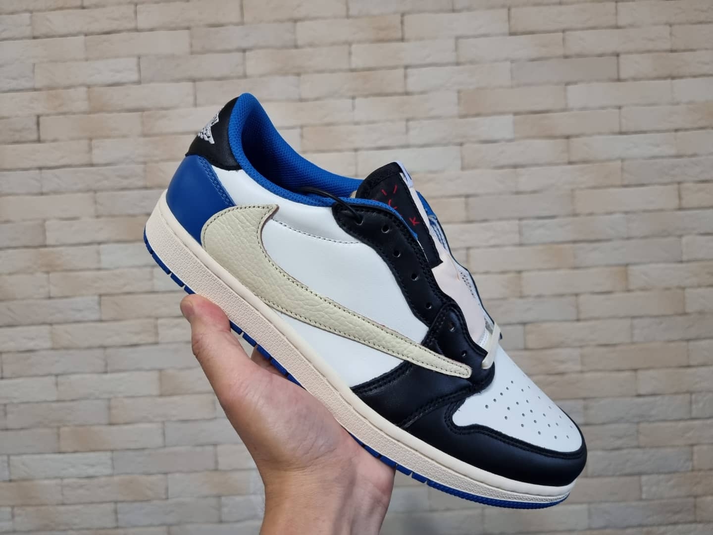 Jordan 1 x Travis Scott x Fragment Retro Low OG SP Military Blue 착용 스타일 - 4