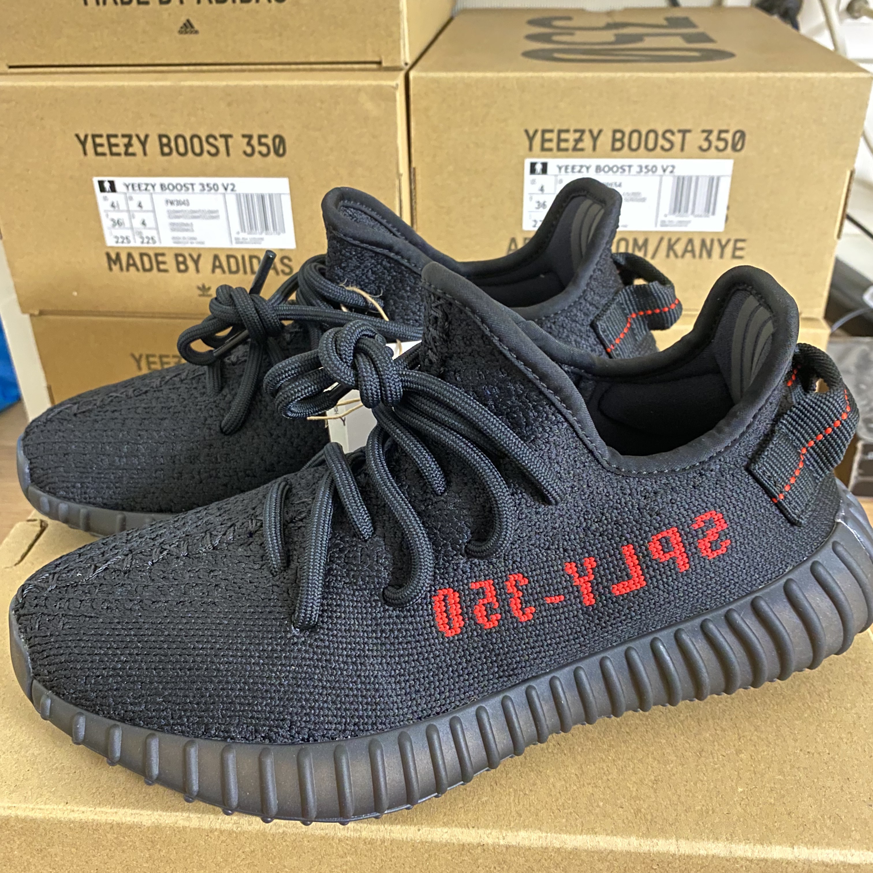 Adidas Yeezy Boost 350 V2 Black Red 2020 착용 스타일