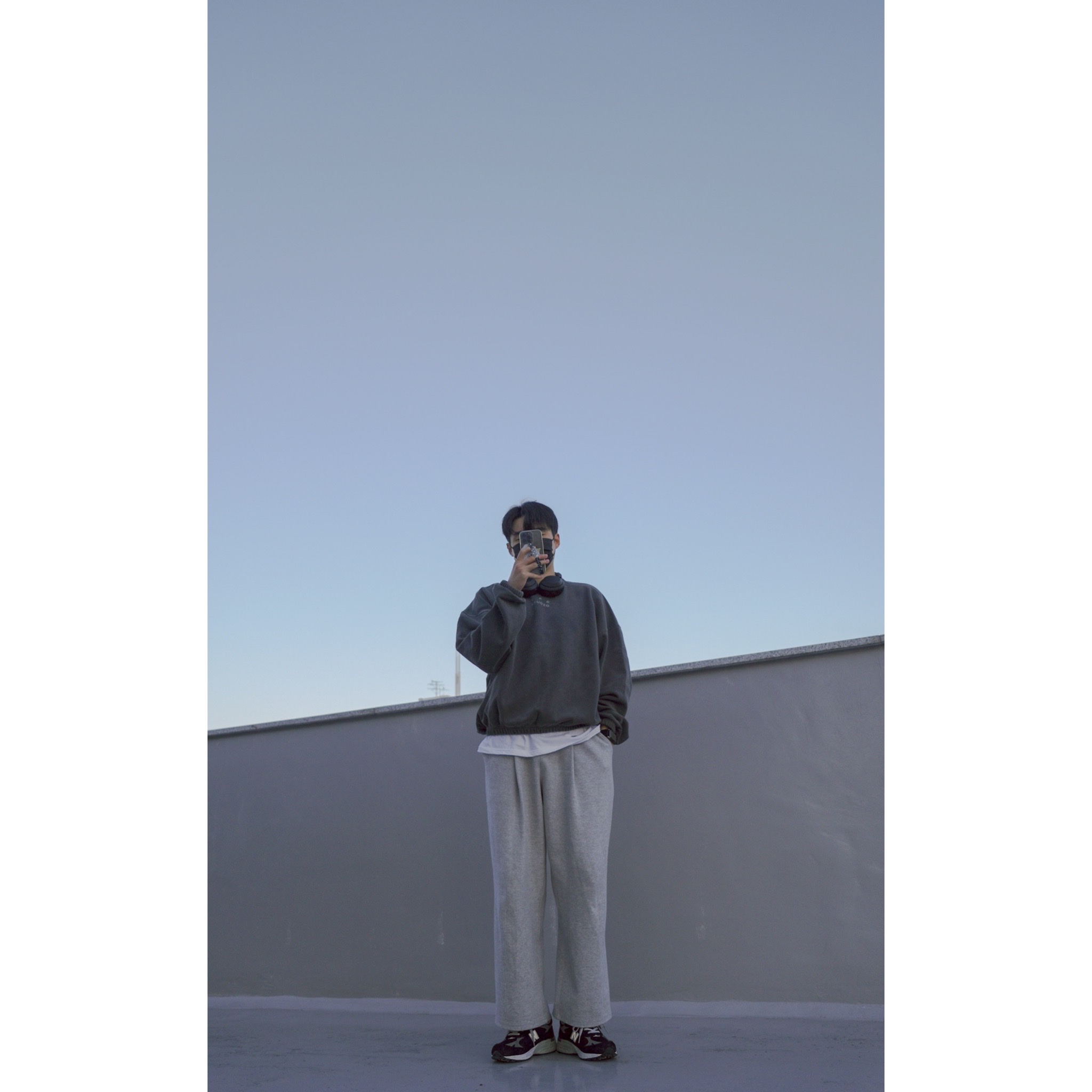 IAB Studio Pigment Crewneck Black, (W) New Balance 993 Made in USA Black - B Standard 착용 스타일 - 1