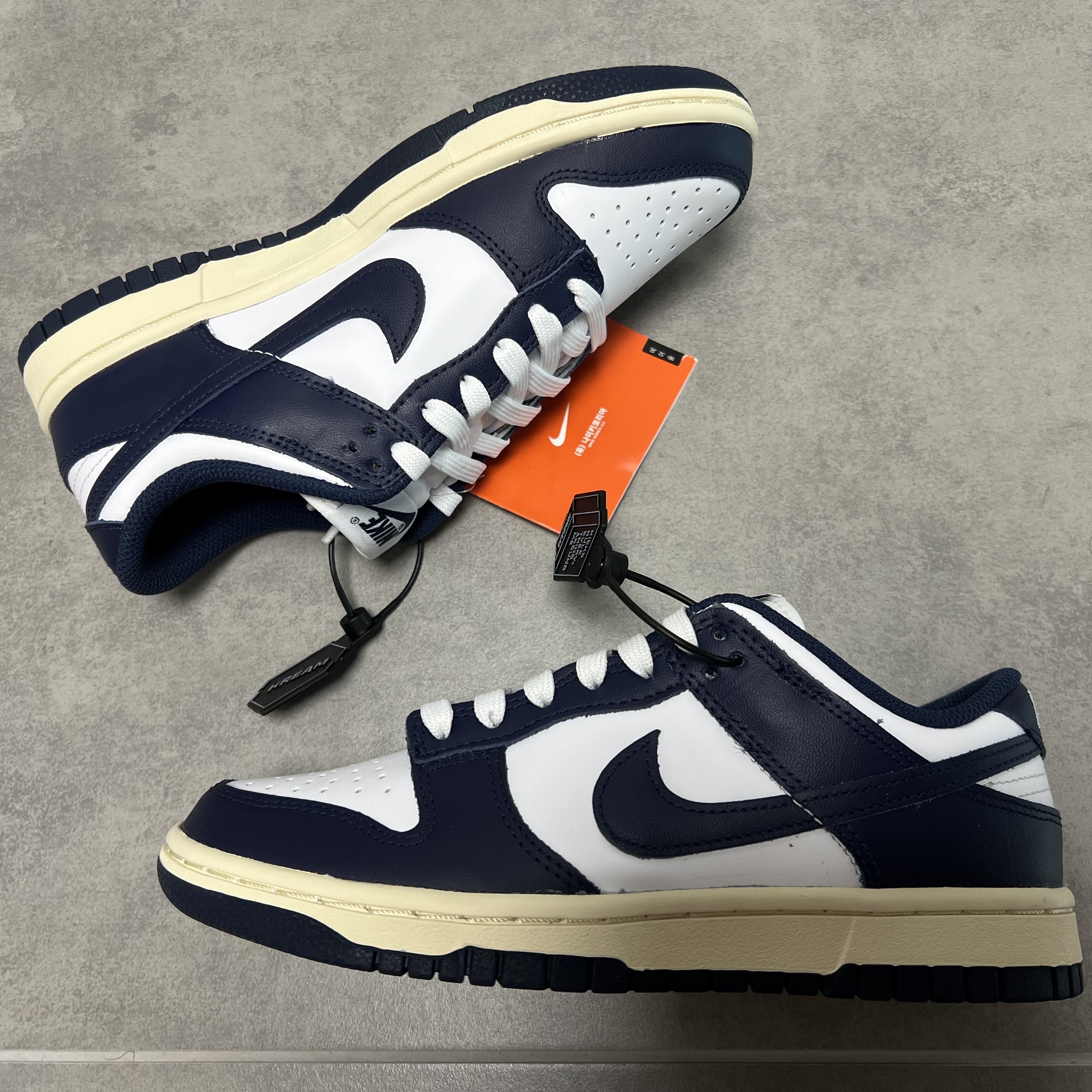 (W) Nike Dunk Low Vintage Midnight Navy 착용 스타일 - 2