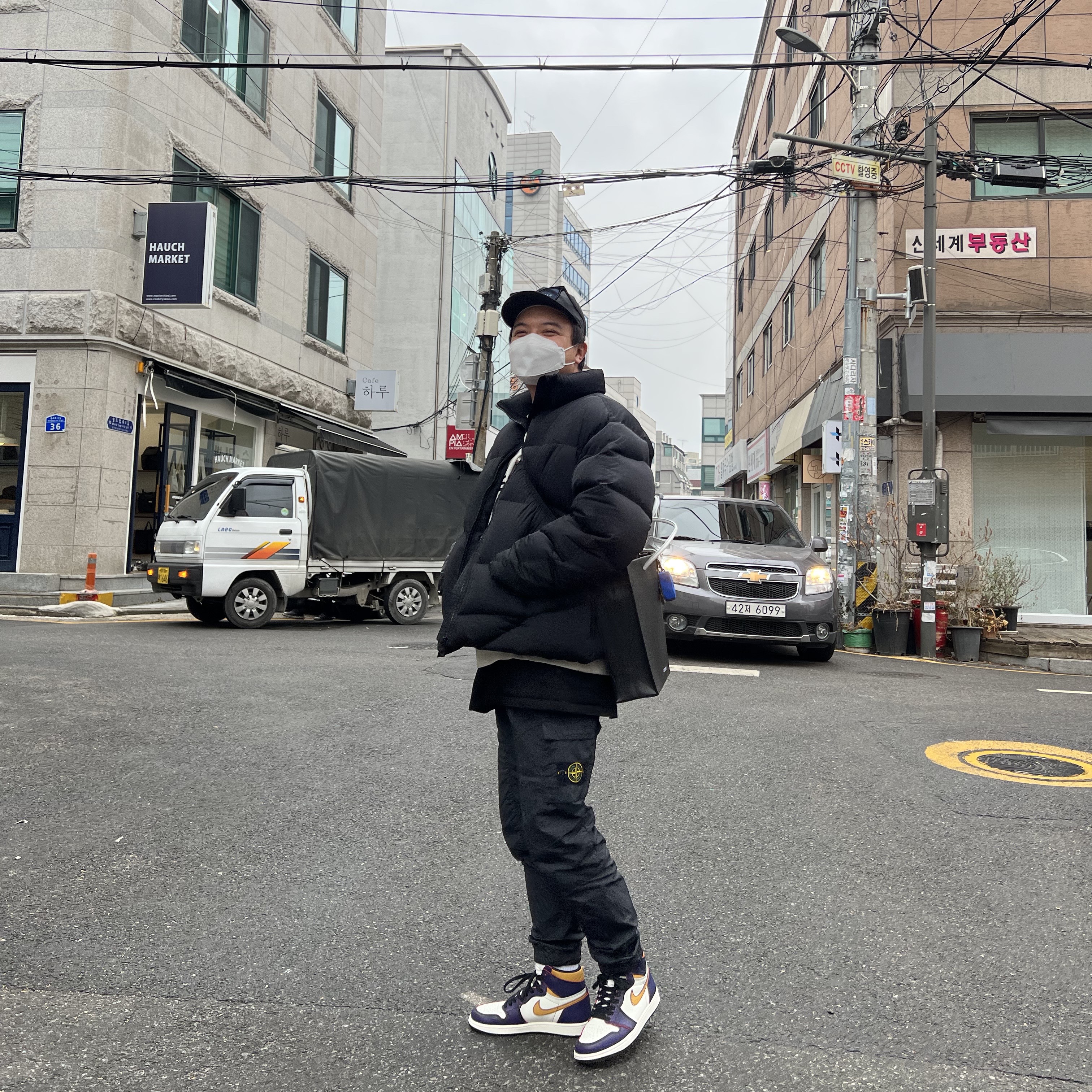 Jordan 1 Retro High OG Defiant SB LA to Chicago, Zara x Ader Error Puffer Jacket Black 착용 스타일