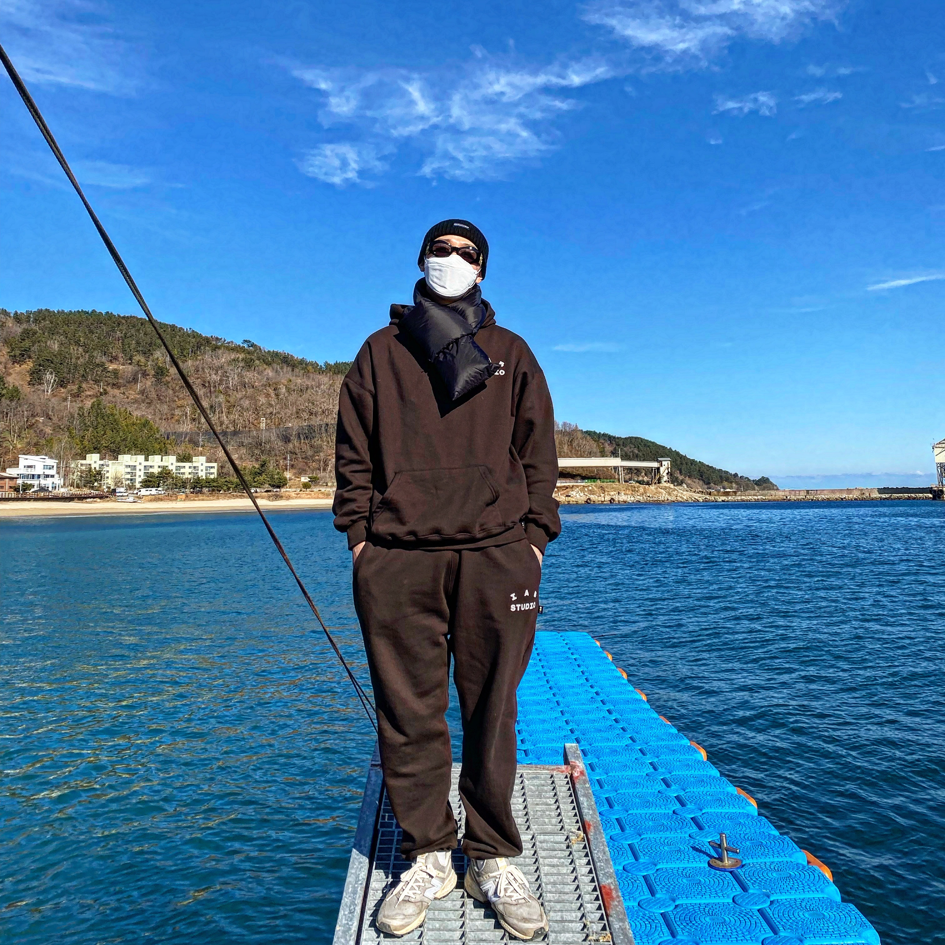 IAB Studio Hoodie Brown, IAB Studio Sweatpants Brown 착용 스타일