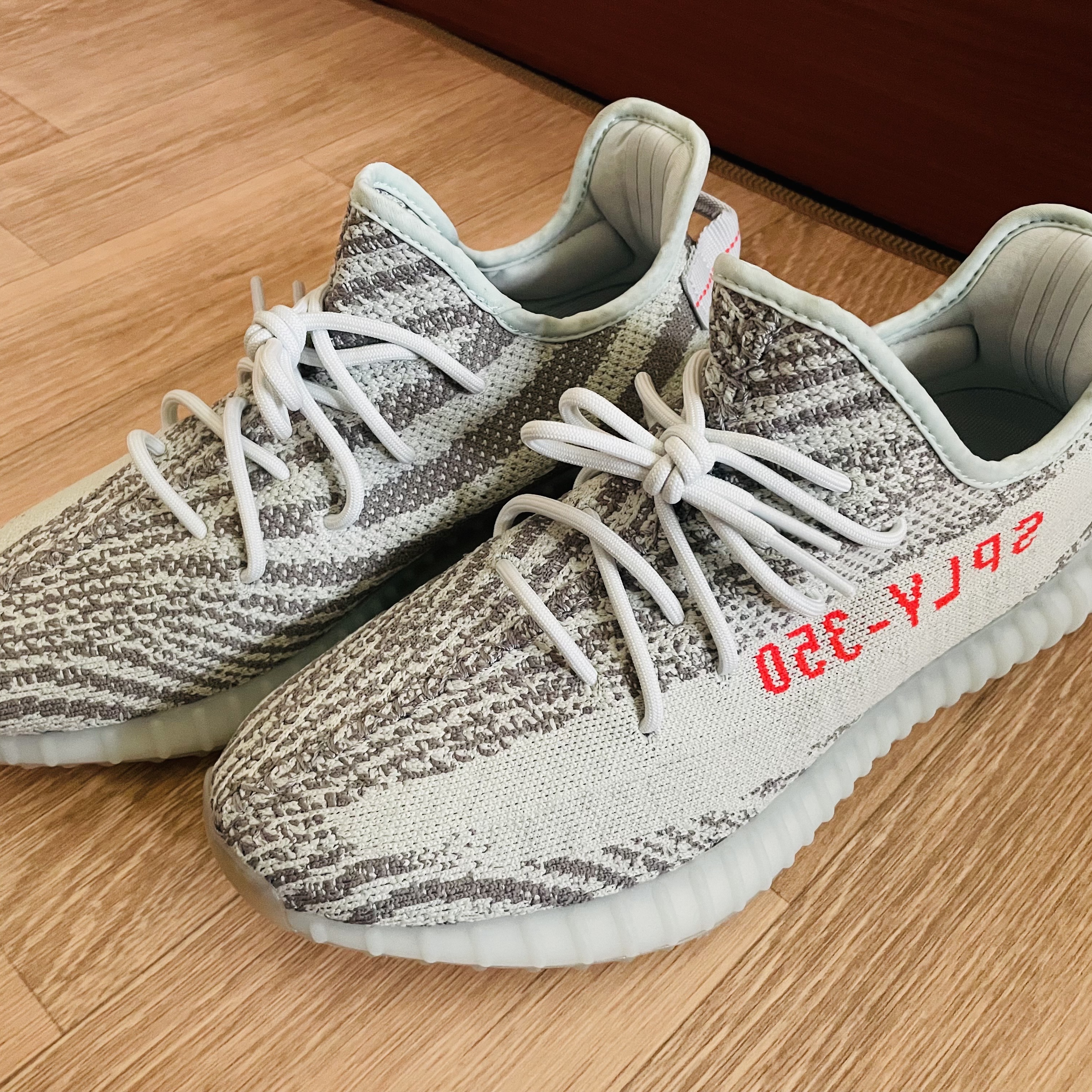 Adidas Yeezy Boost 350 V2 Blue Tint 2017, Adidas Yeezy Boost 350 V2 MX Rock 착용 스타일 - 1