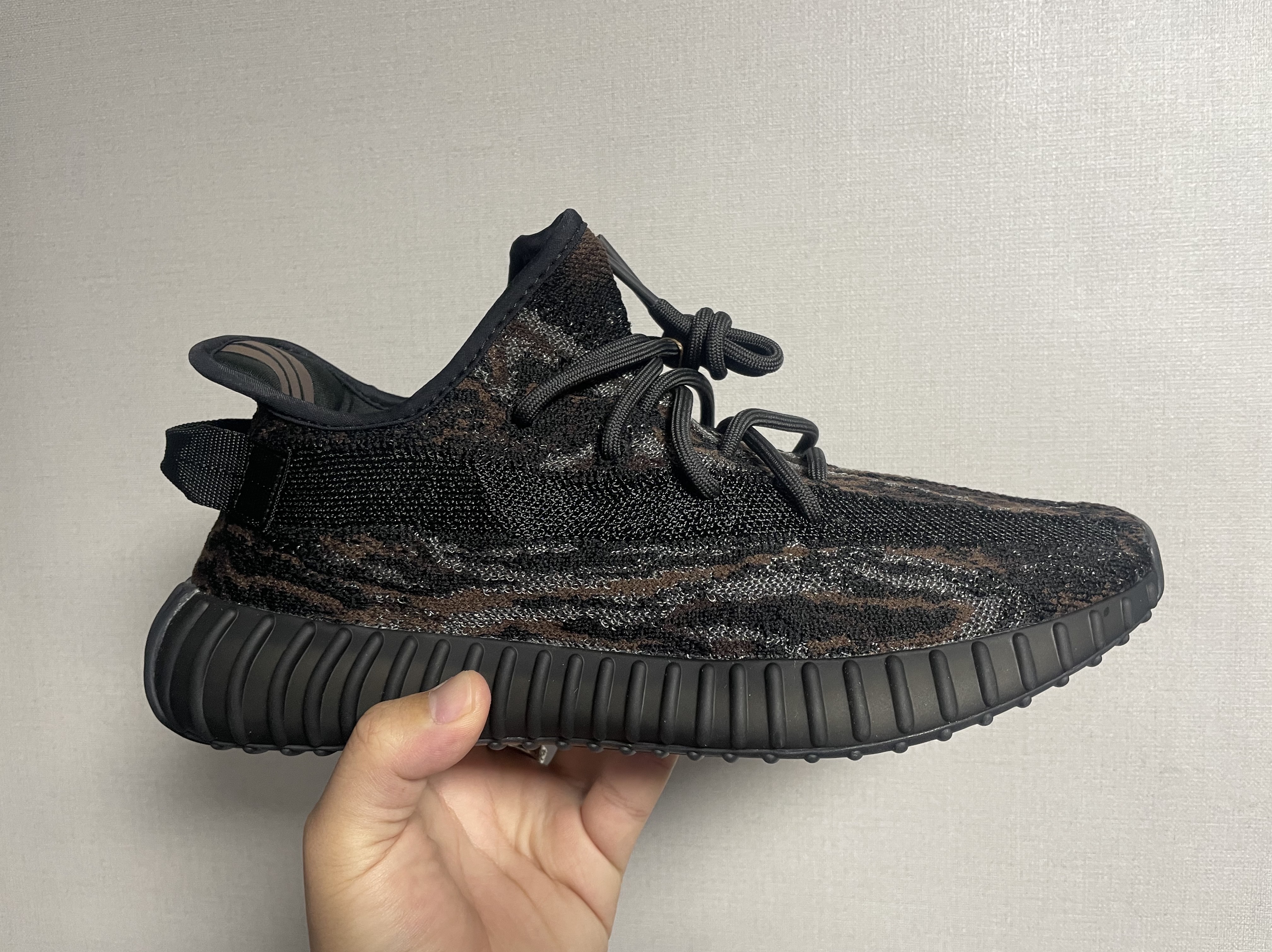Adidas Yeezy Boost 350 V2 MX Rock 착용 스타일