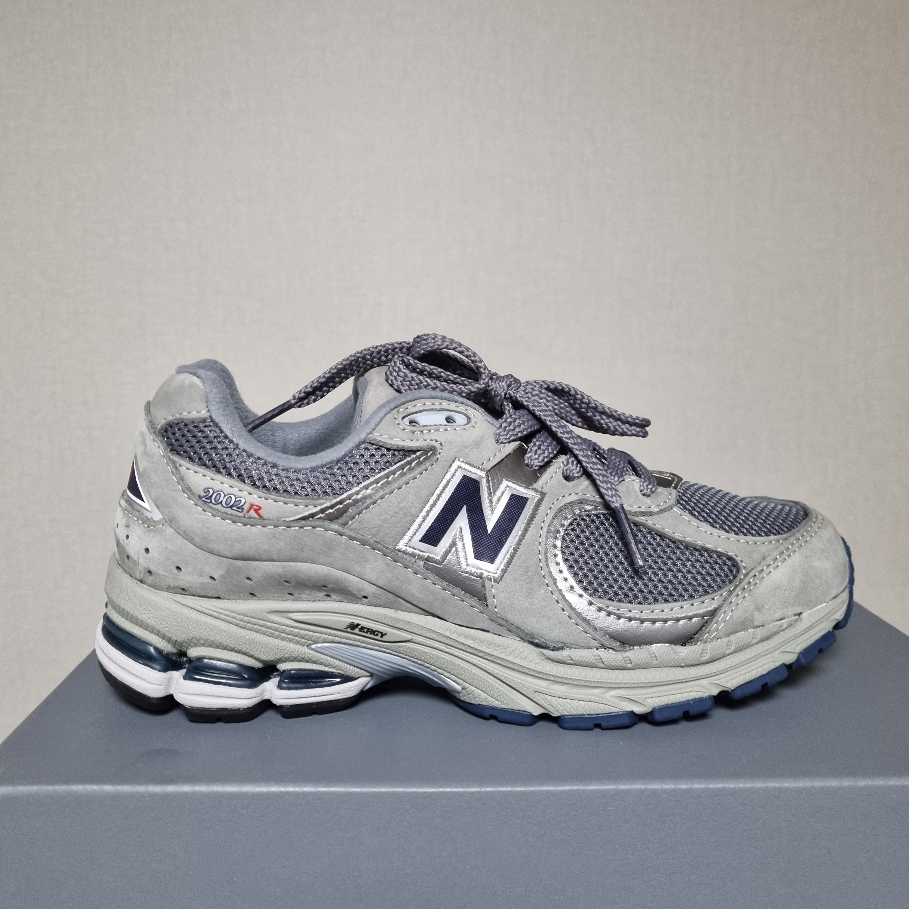New Balance 2002R Gray 착용 스타일
