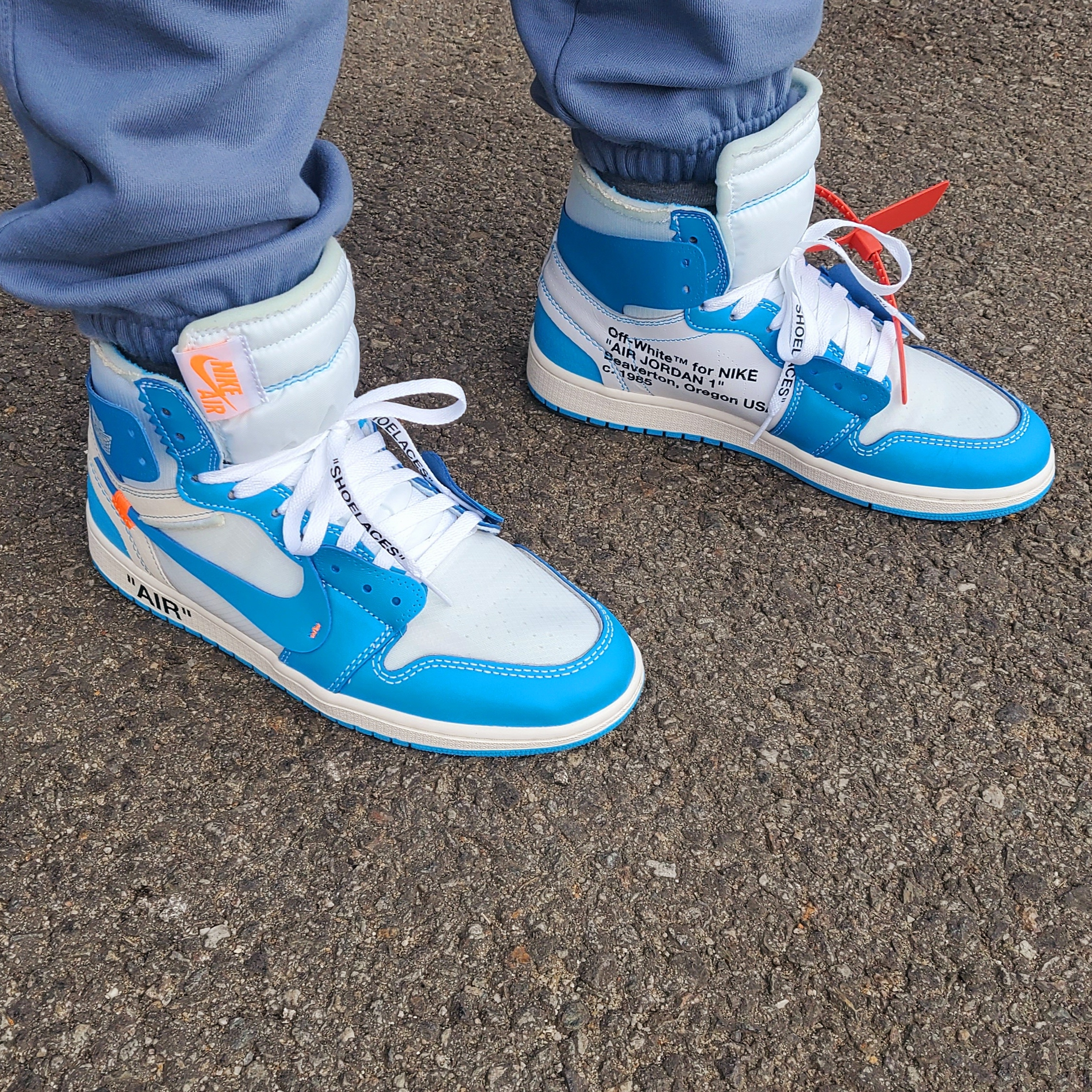 Jordan 1 x Off-White Retro High University Blue 착용 스타일 - 5