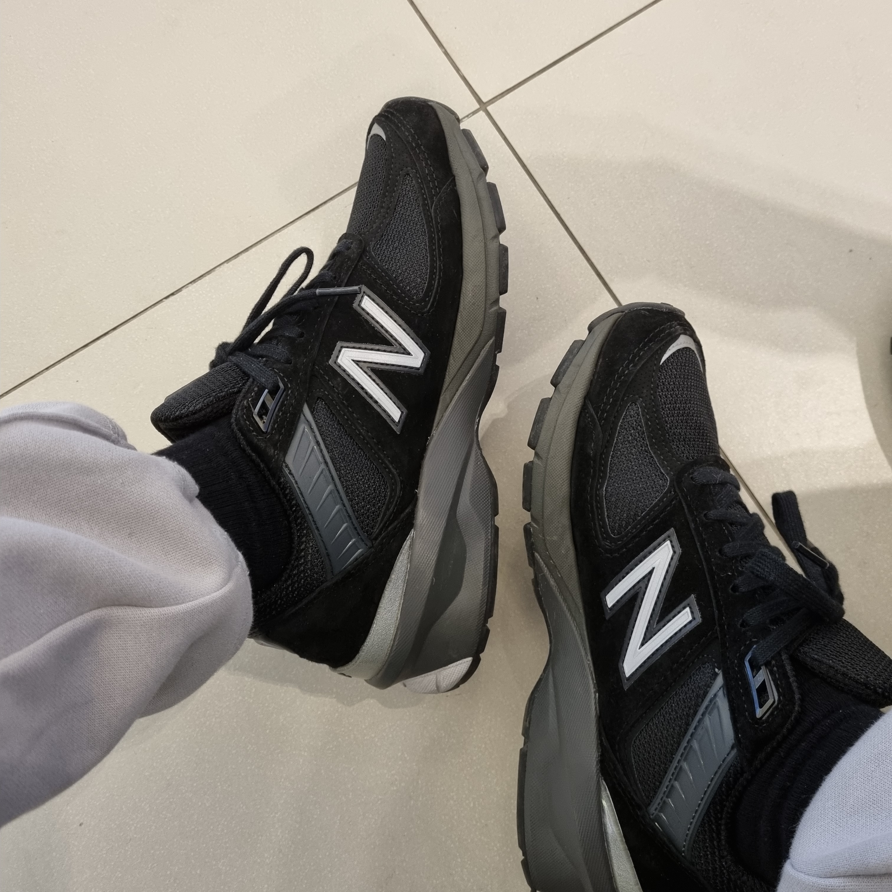 New Balance 990v5 Made in USA Black - D Standard 착용 스타일