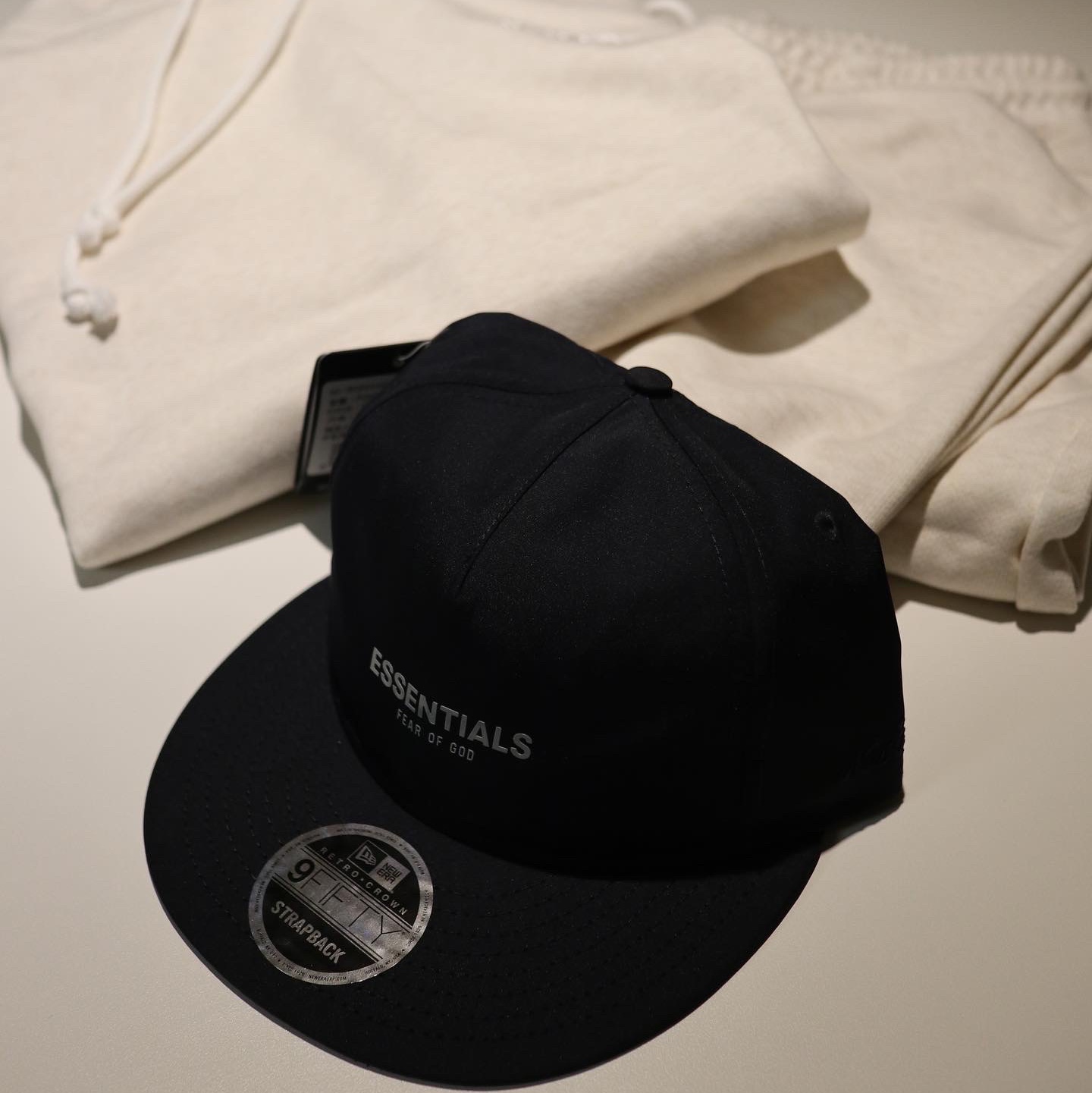 Essentials x New Era Retro Crown Strapback Navy 착용 스타일 - 1