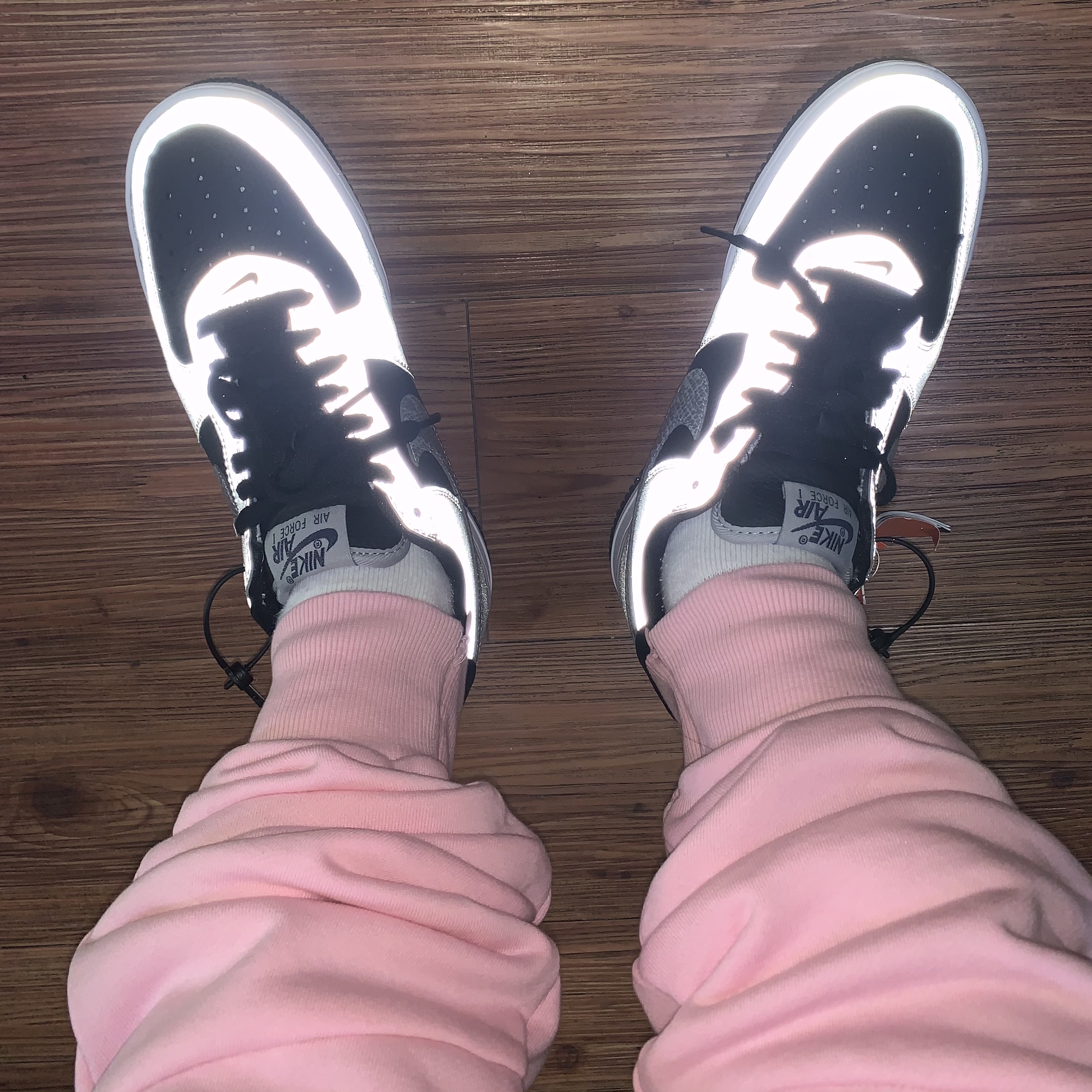 Nike Air Force 1 B Silver Snake 착용 스타일 - 3