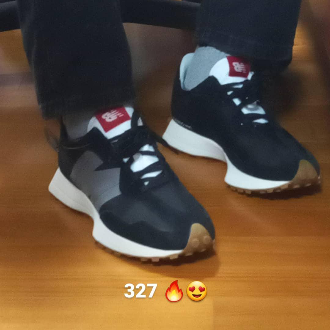 New Balance 327 Black Grey Gum 착용 스타일