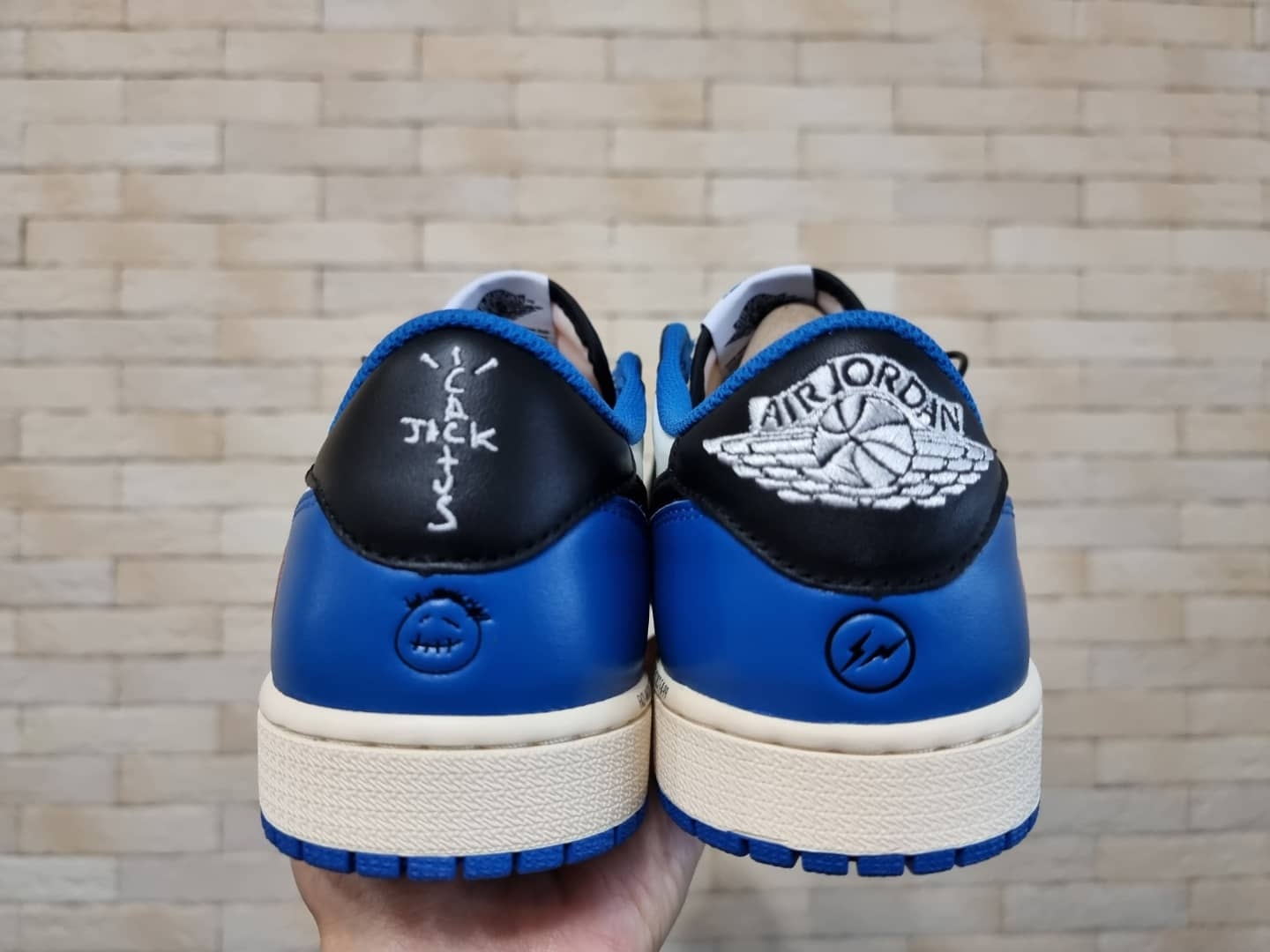 Jordan 1 x Travis Scott x Fragment Retro Low OG SP Military Blue 착용 스타일 - 5