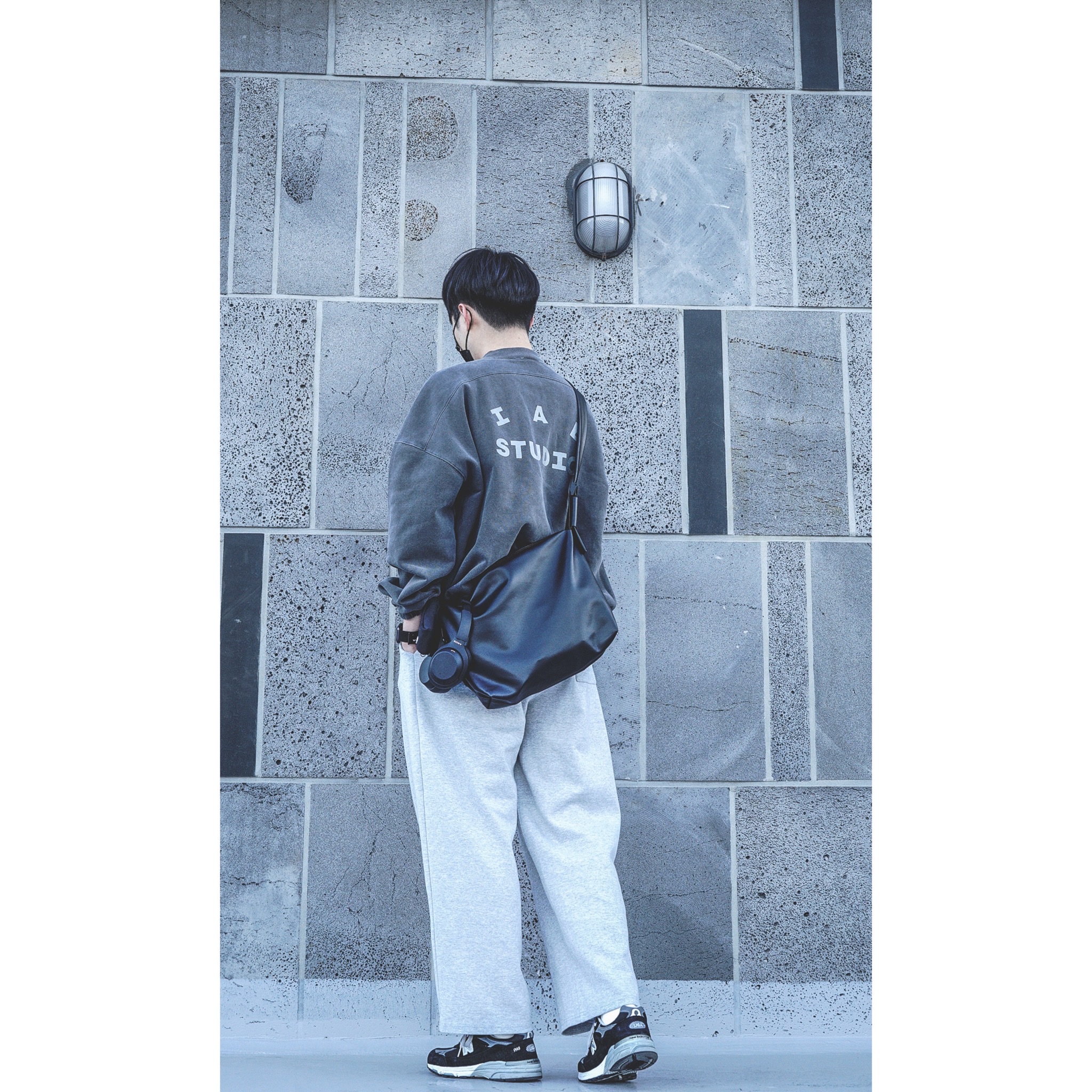 IAB Studio Pigment Crewneck Black, (W) New Balance 993 Made in USA Black - B Standard 착용 스타일 - 3