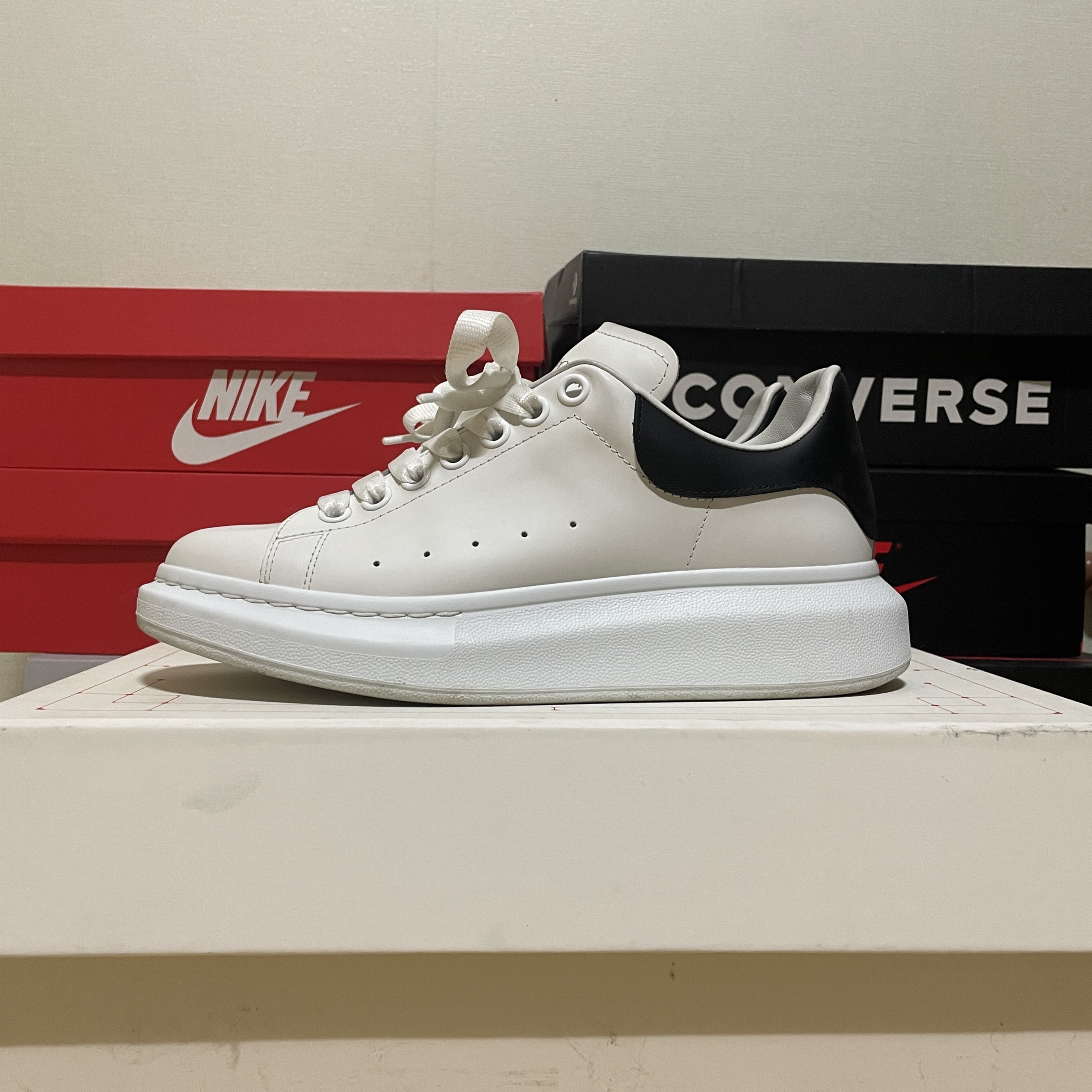 Alexander McQueen Oversized Sneakers White Black 착용 스타일 - 2
