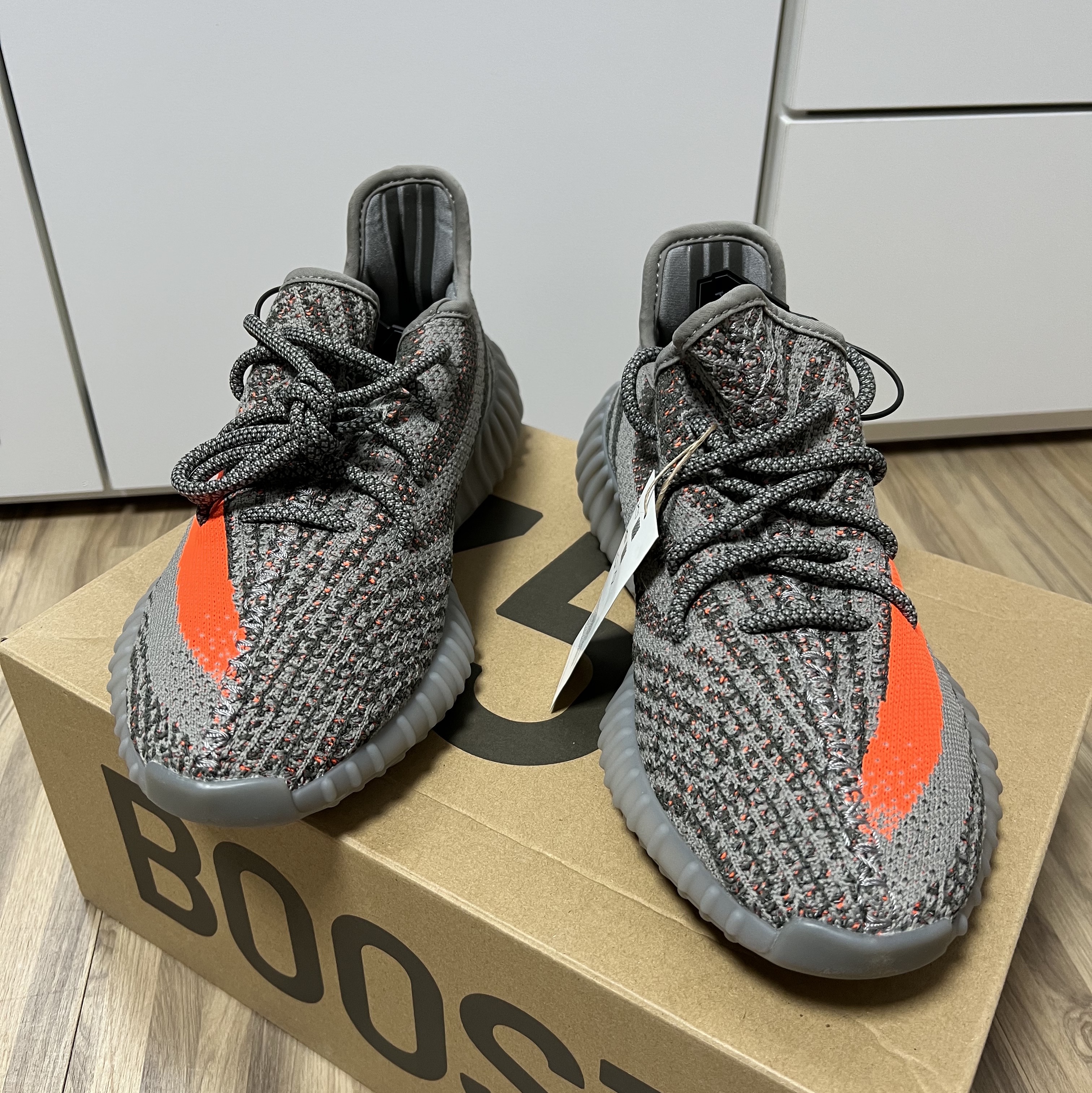Adidas Yeezy Boost 350 V2 Beluga - Reflective 착용 스타일