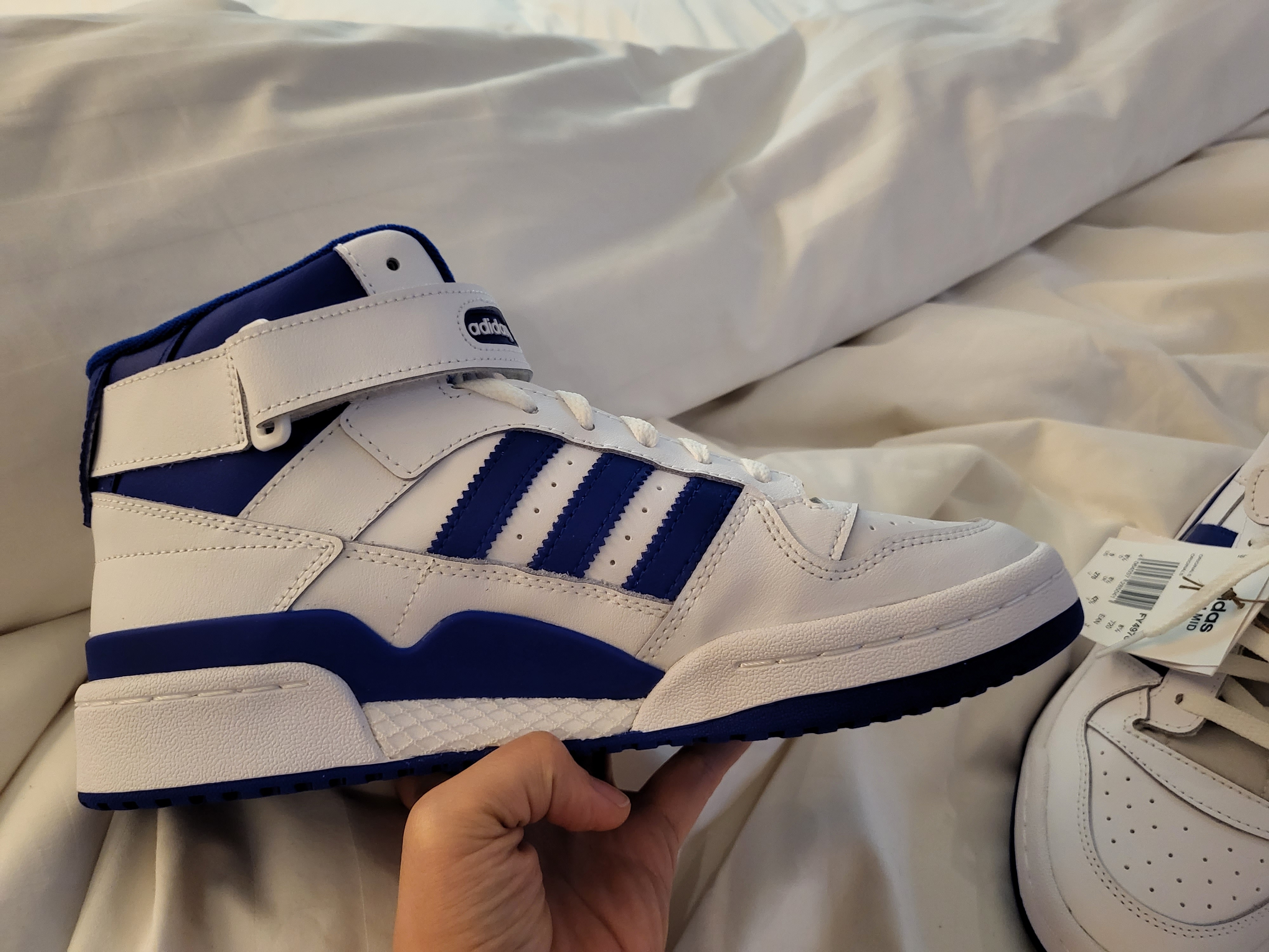 Adidas Forum Mid White Royal Blue 착용 스타일 - 2