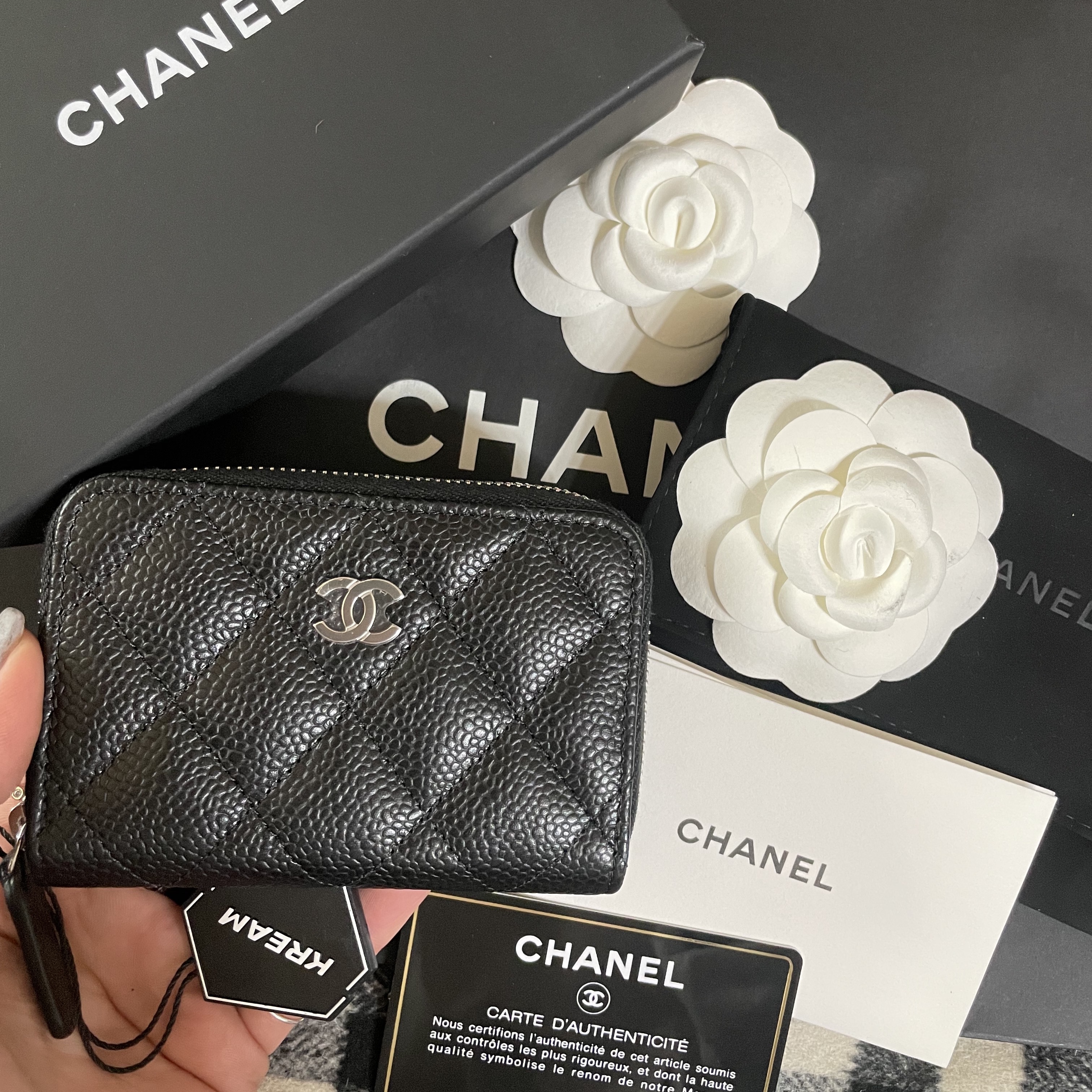 Chanel Classic Zipped Coin Purse Grained Calfskin & Silver Black 착용 스타일