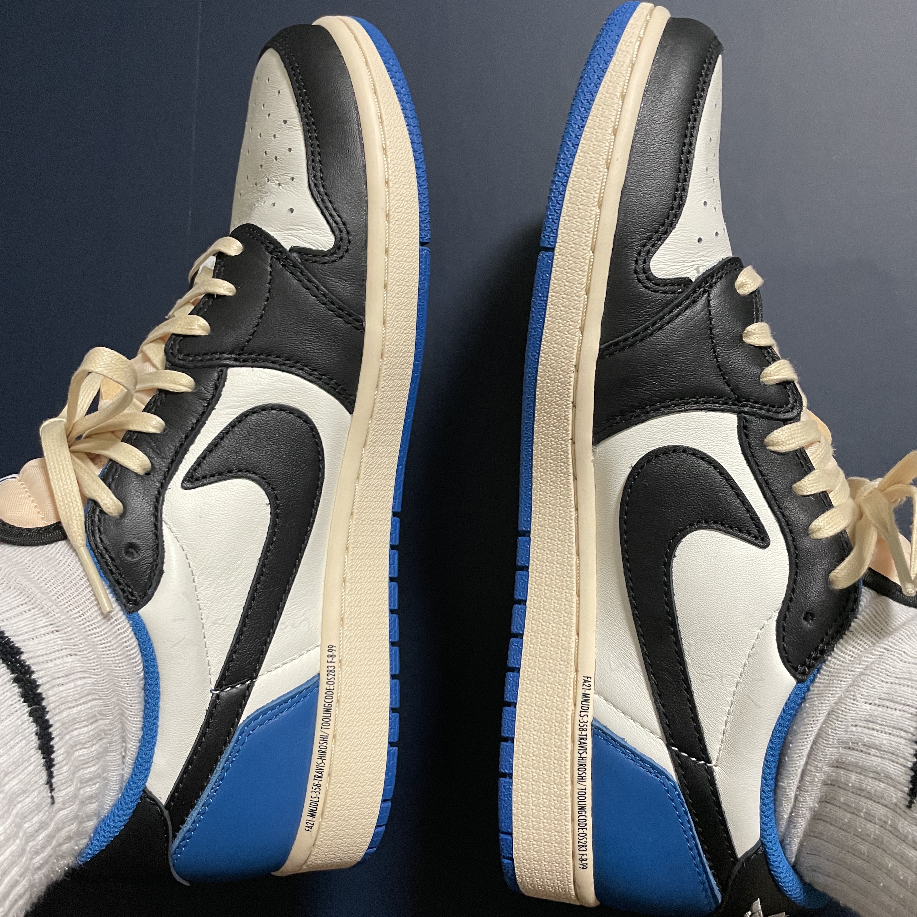 Jordan 1 x Travis Scott x Fragment Retro Low OG SP Military Blue 착용 스타일 - 4