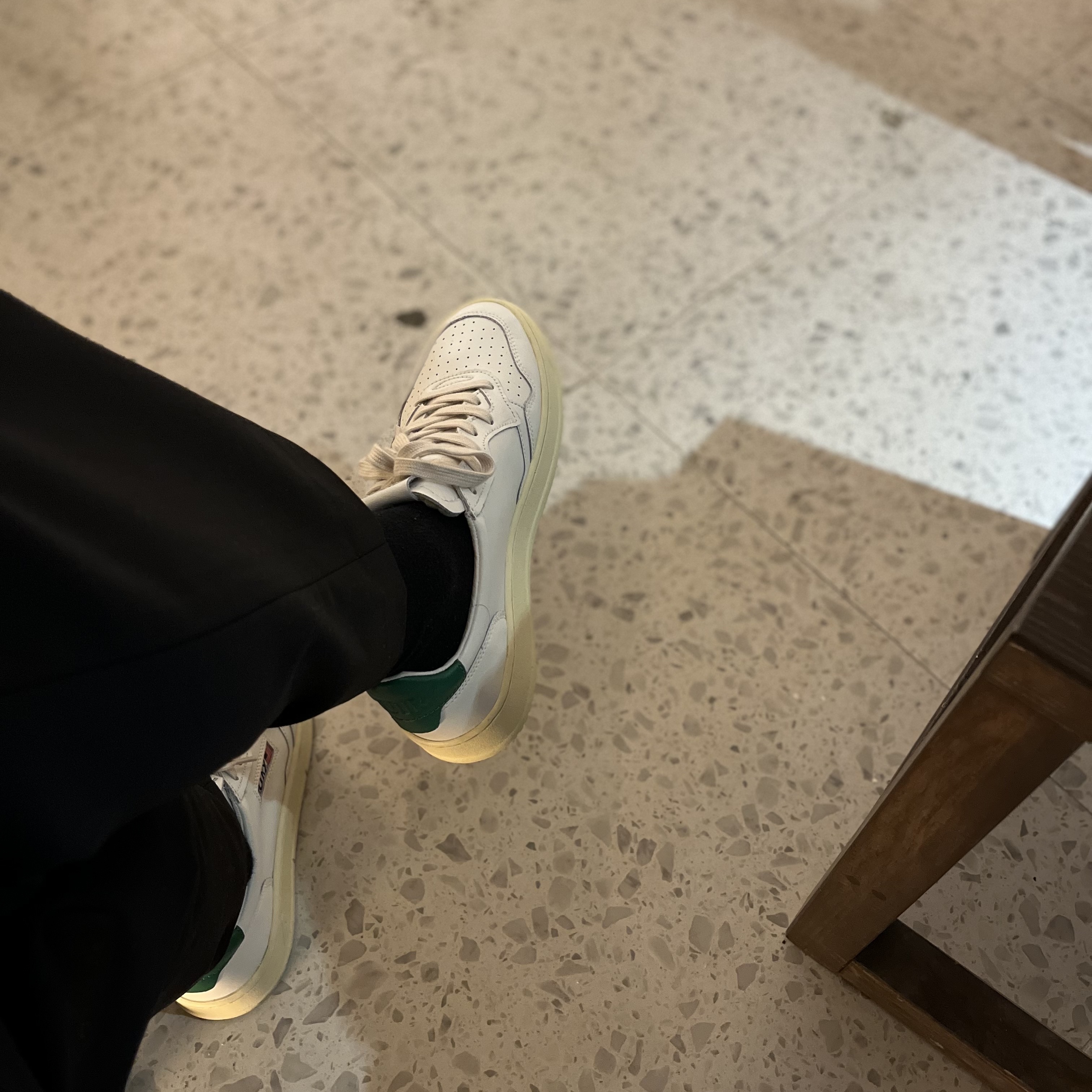 Autry Medalist Low Leather Sneakers White Green 착용 스타일