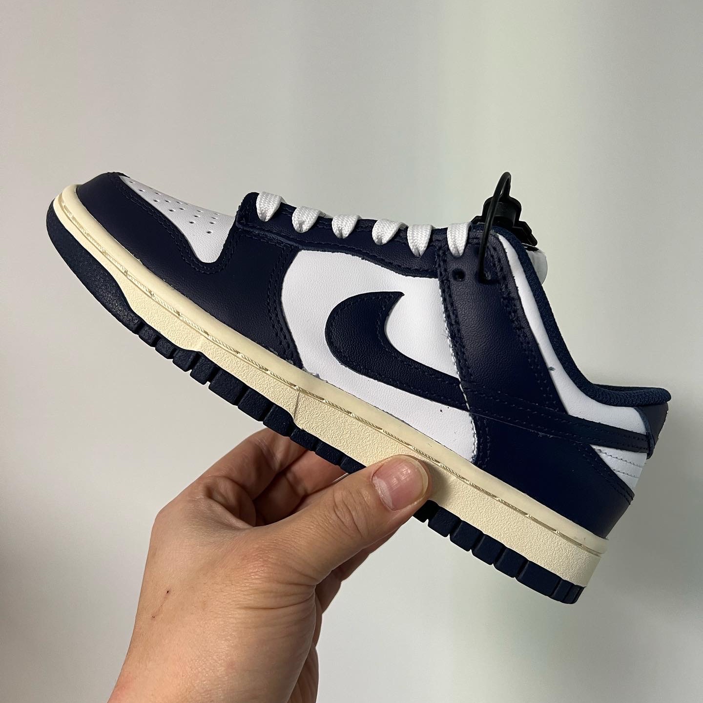 (W) Nike Dunk Low Vintage Midnight Navy 착용 스타일 - 1