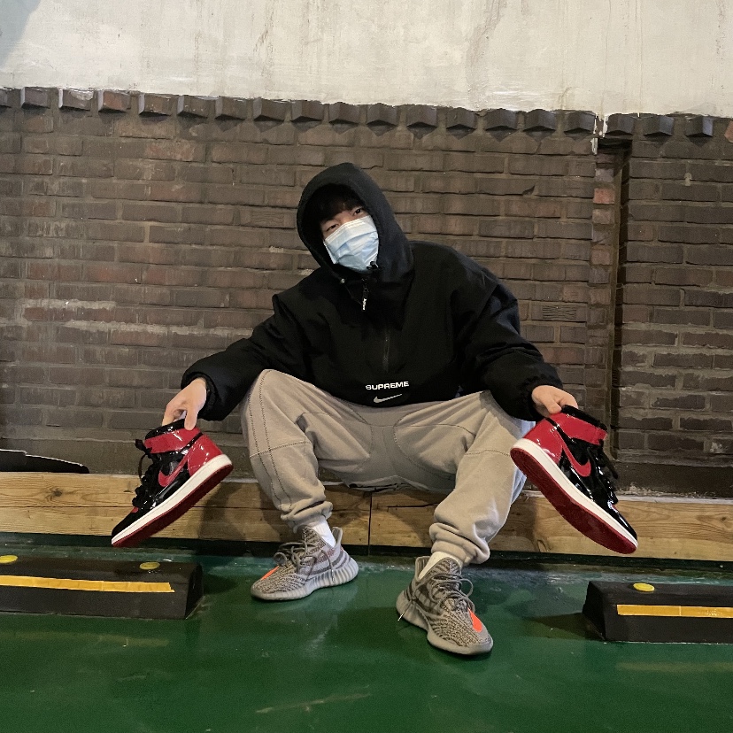 Jordan 1 Retro High OG Patent Bred, Adidas Yeezy Boost 350 V2 Beluga - Reflective 착용 스타일