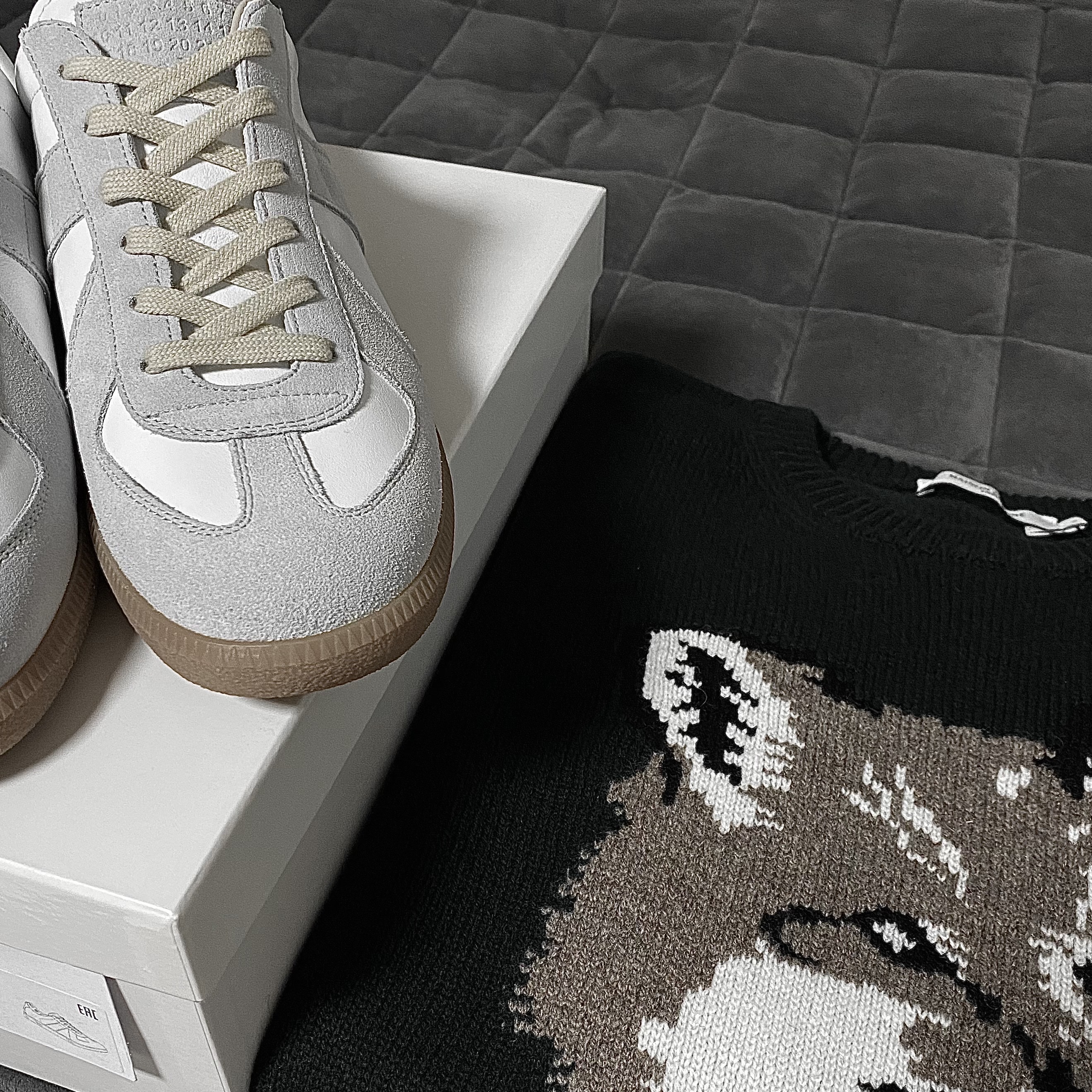 Maison Margiela Calfskin Replica Sneakers, Maison Kitsune Big Fox Head Pullover Knit Dark Green 착용 스타일