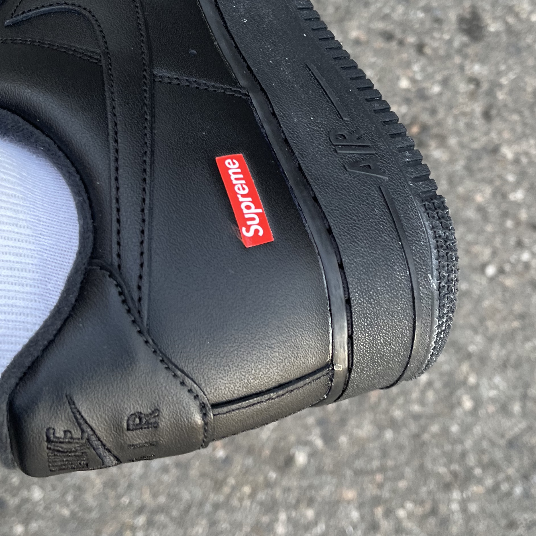 Nike x Supreme Air Force 1 Low Black 착용 스타일 - 4