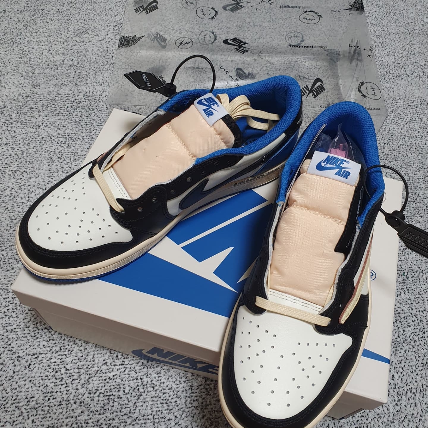 Jordan 1 x Travis Scott x Fragment Retro Low OG SP Military Blue 착용 스타일 - 4