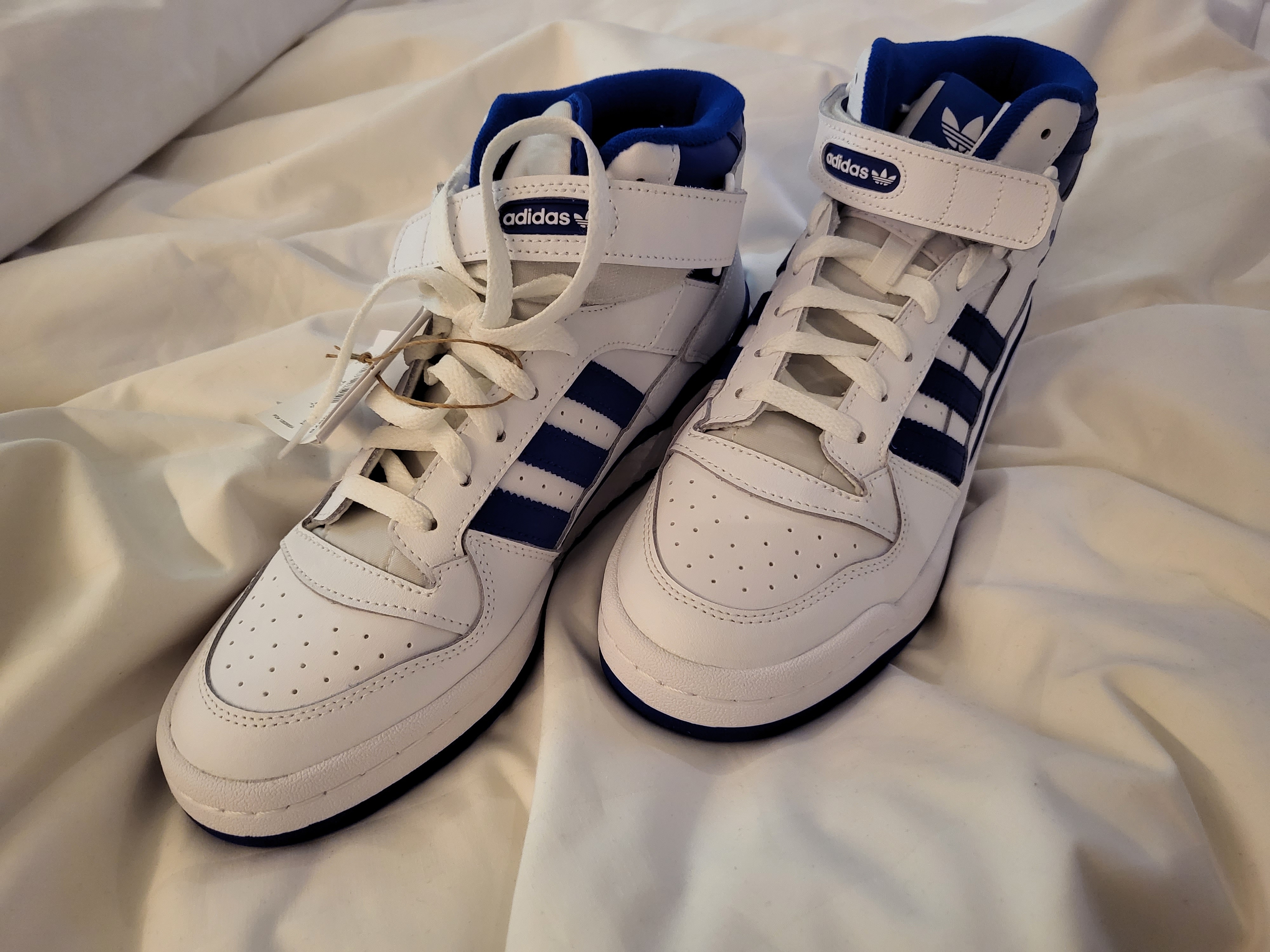 Adidas Forum Mid White Royal Blue 착용 스타일 - 1