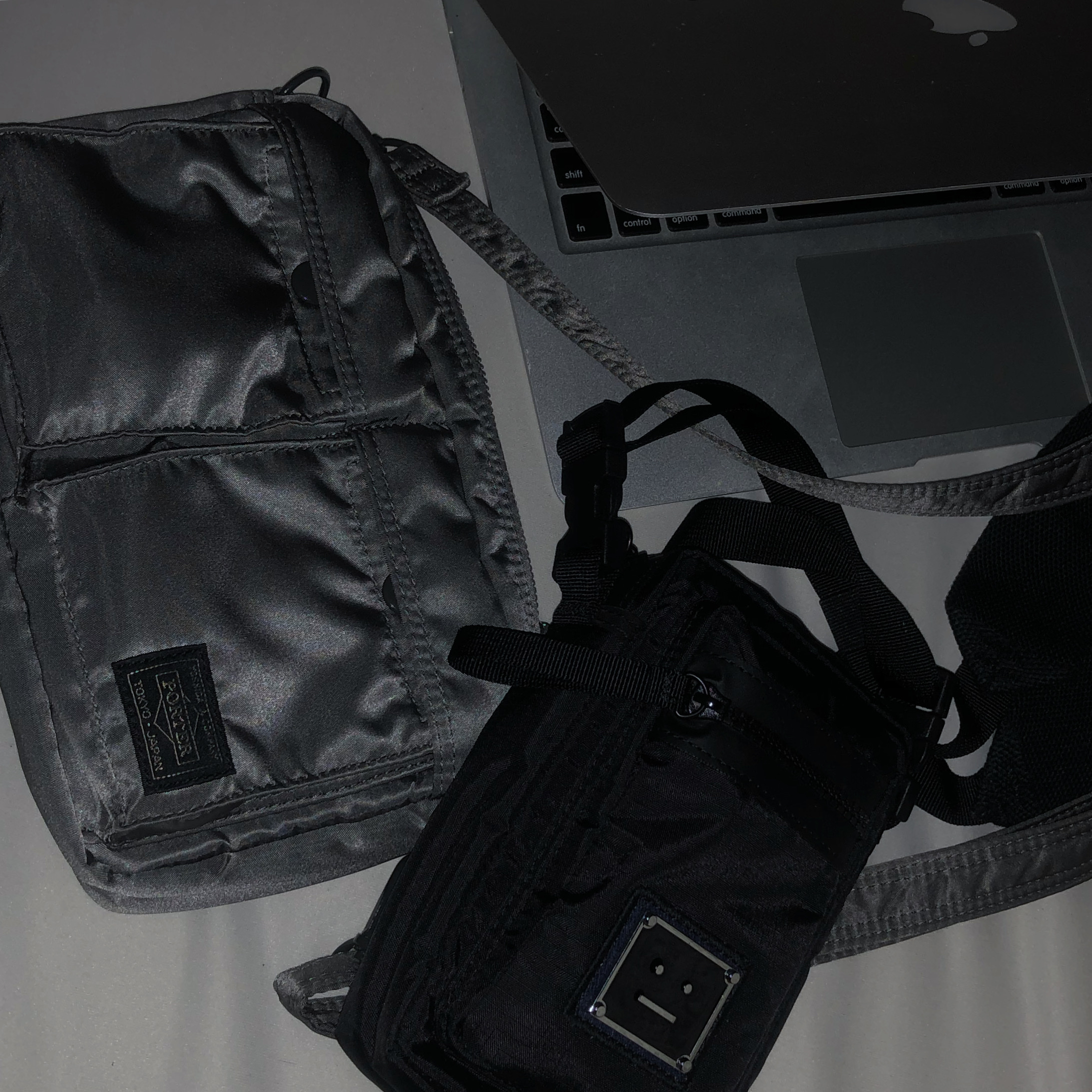 Acne Studios Logo Plaque Pocket Bag Black 착용 스타일