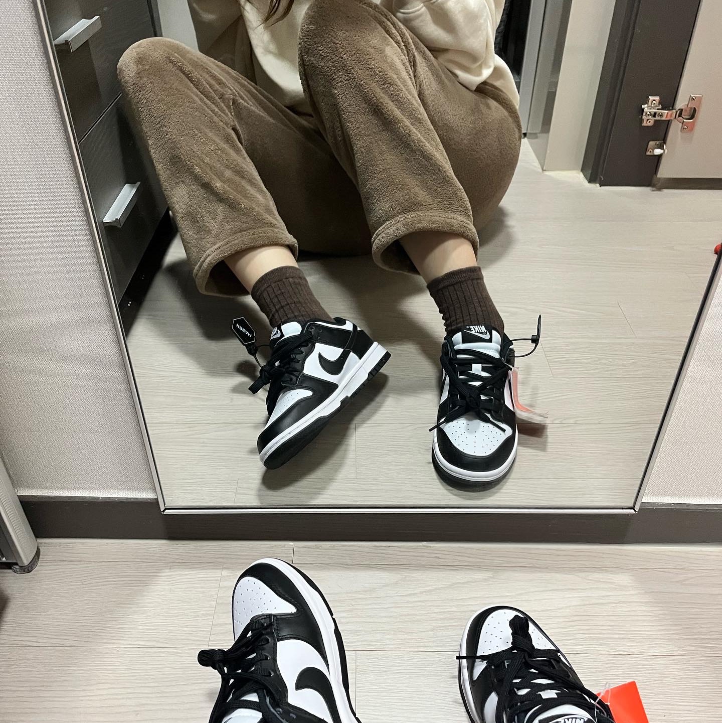 (W) Nike Dunk Low Black 착용 스타일 - 5