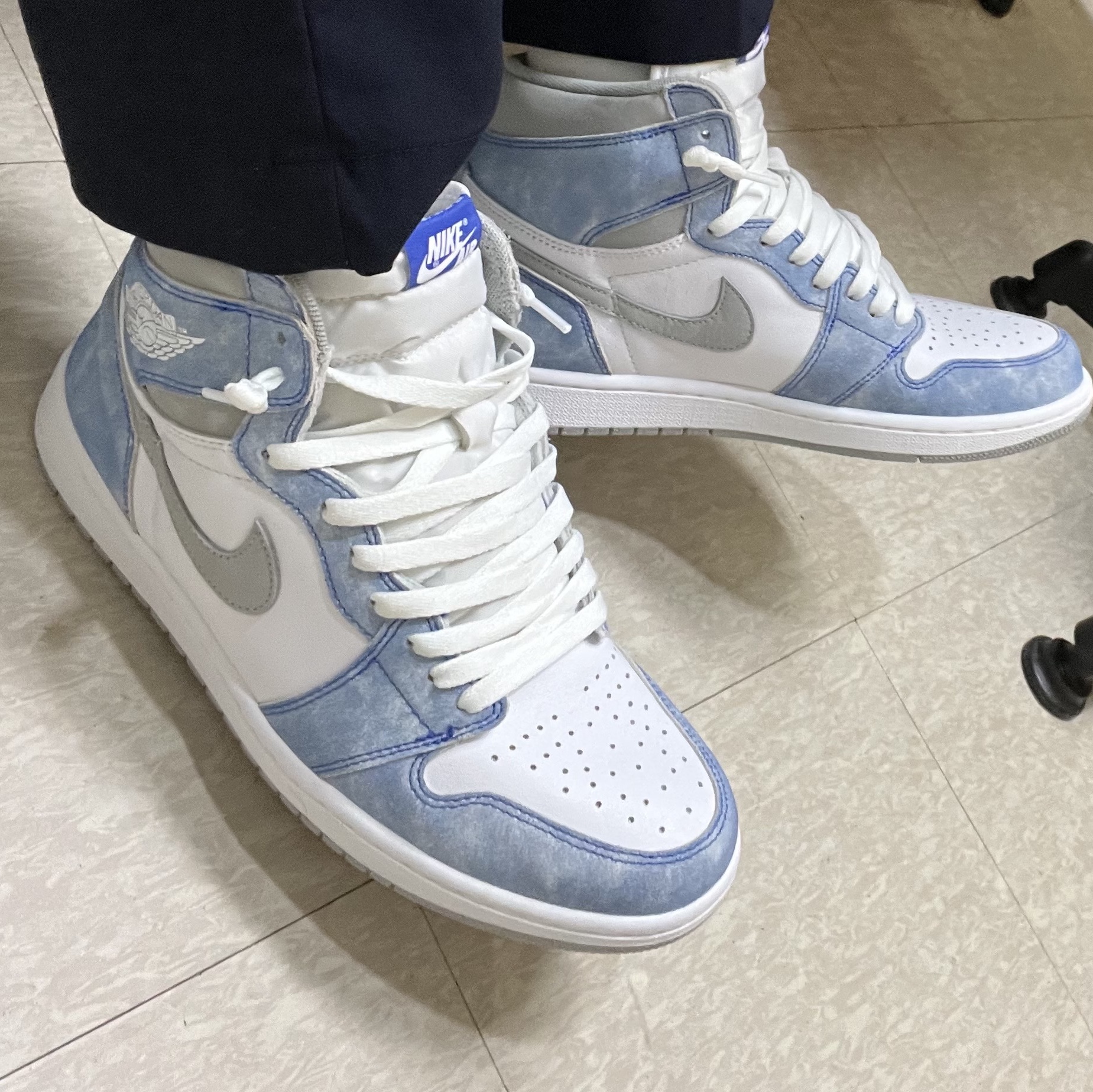 Jordan 1 Retro High OG Hyper Royal 착용 스타일 - 1
