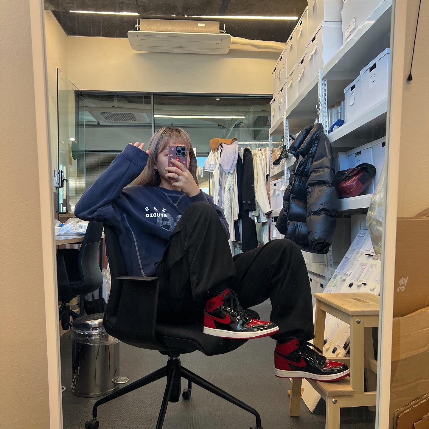 Jordan 1 Retro High OG Patent Bred, IAB Studio x Lee Pigment Sweatshirt Indigo Navy 착용 스타일 - 1