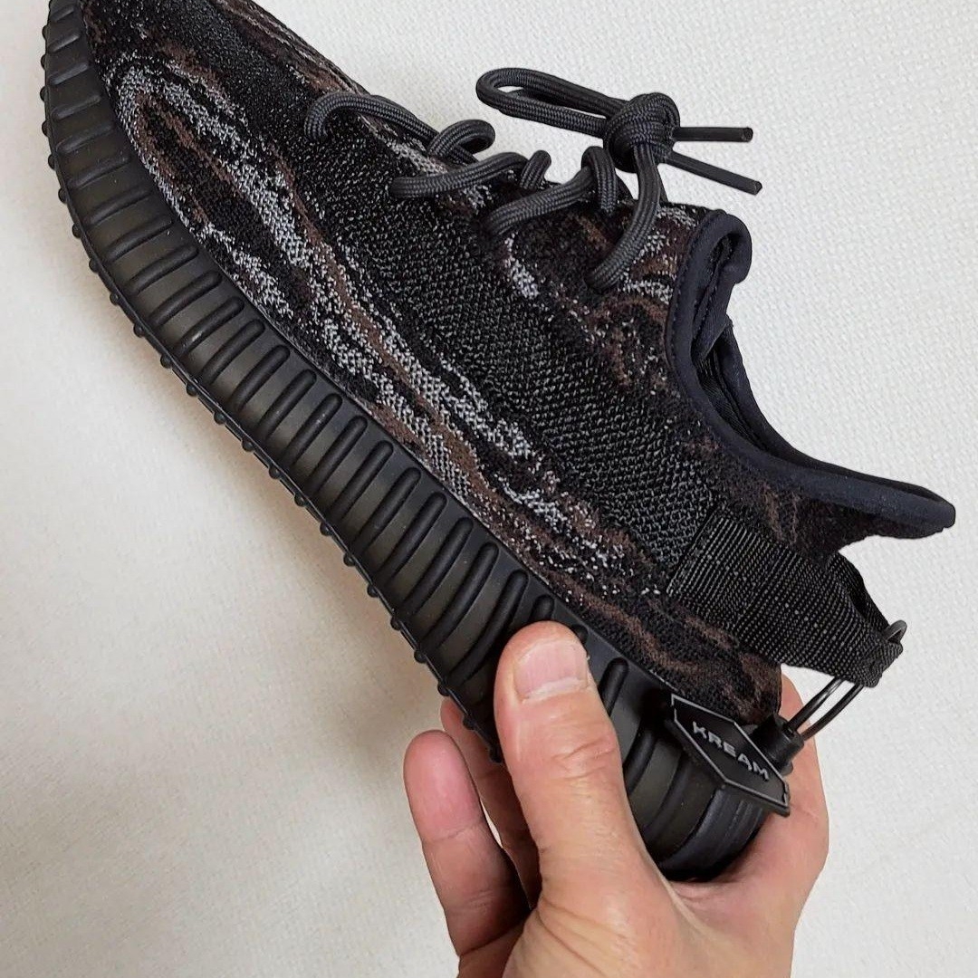 Adidas Yeezy Boost 350 V2 MX Rock 착용 스타일 - 2