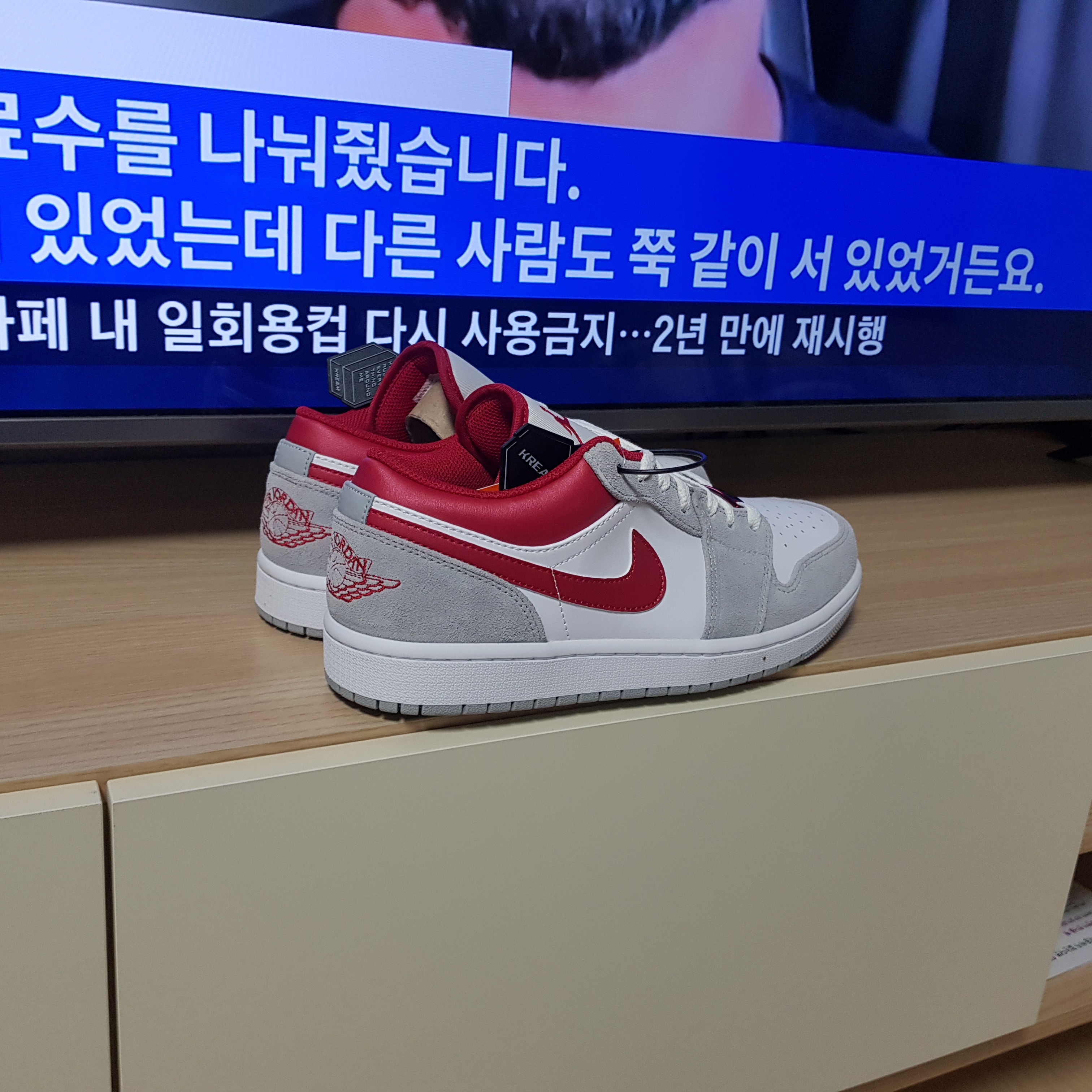 Jordan 1 Low SE Light Smoke Grey Gym Red 착용 스타일