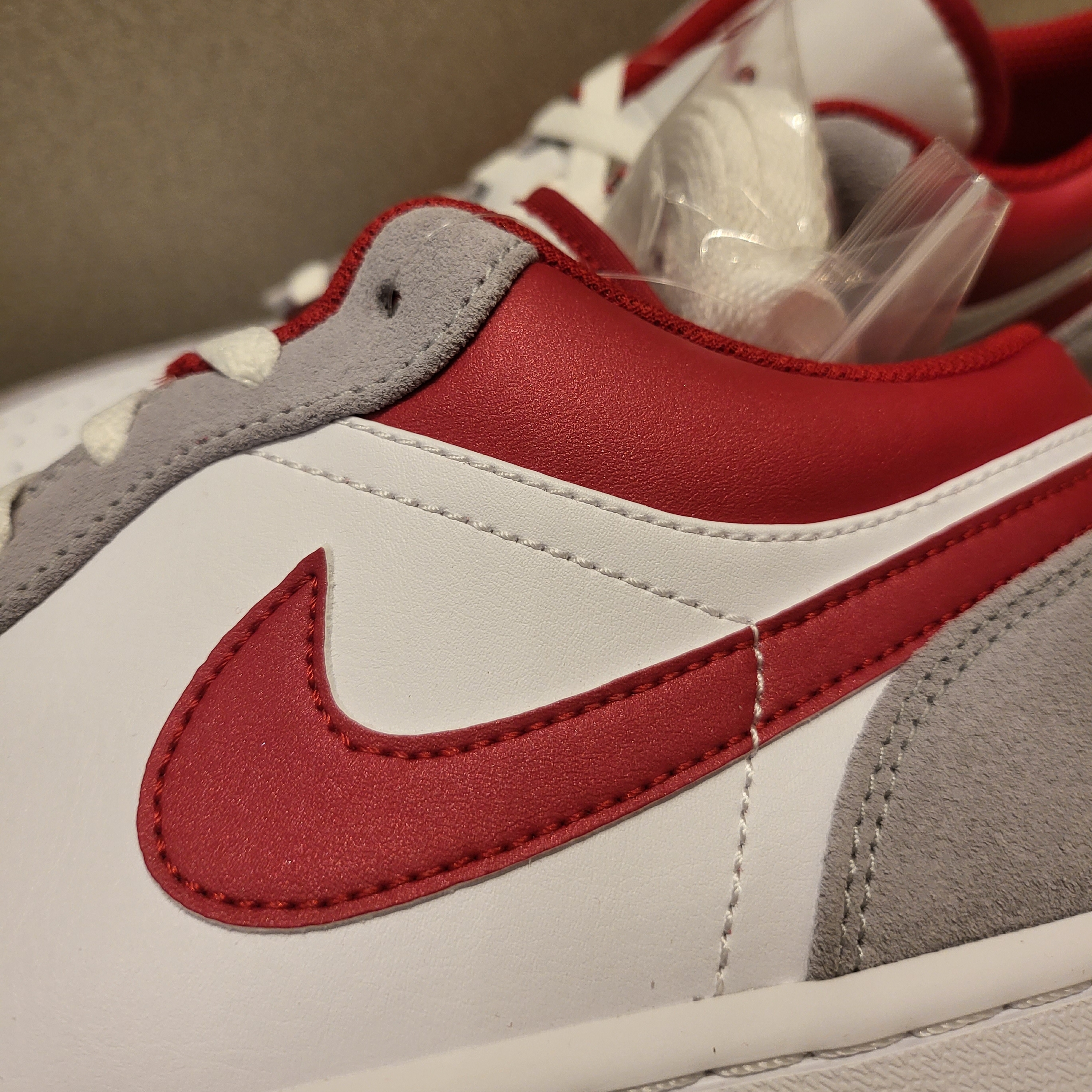 Jordan 1 Low SE Light Smoke Grey Gym Red 착용 스타일 - 4