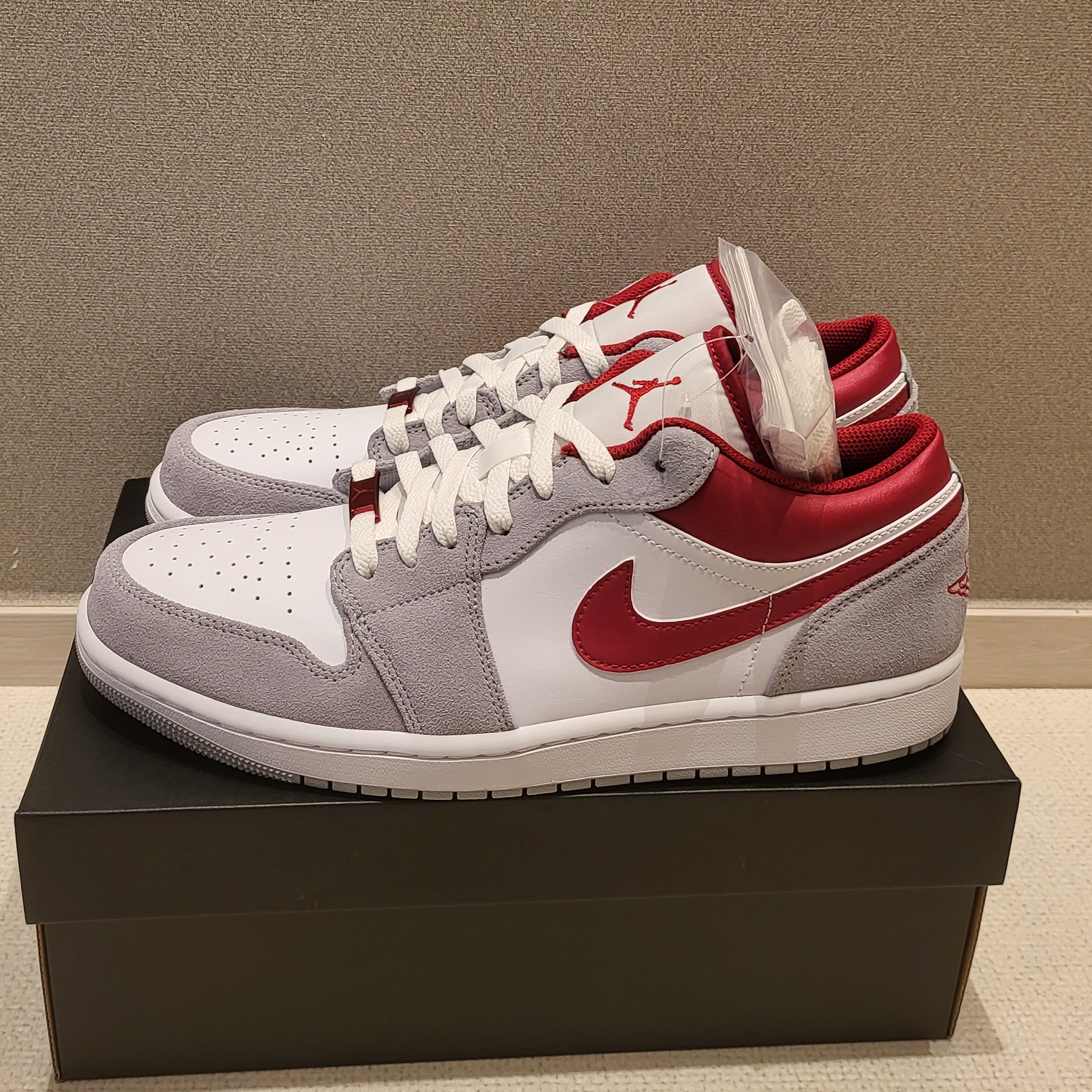 Jordan 1 Low SE Light Smoke Grey Gym Red 착용 스타일 - 1